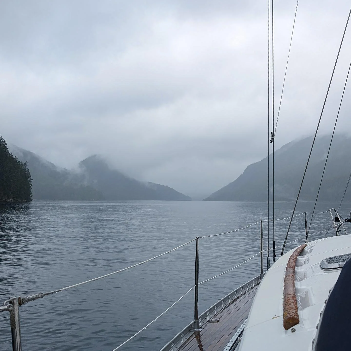 π§οΈ True PNW vibes this week. Also, what do you think of Maui's raincoat? π¦
#pnwcruisers #sailingpnw #sailingbc #octopusislands #pnwvibes