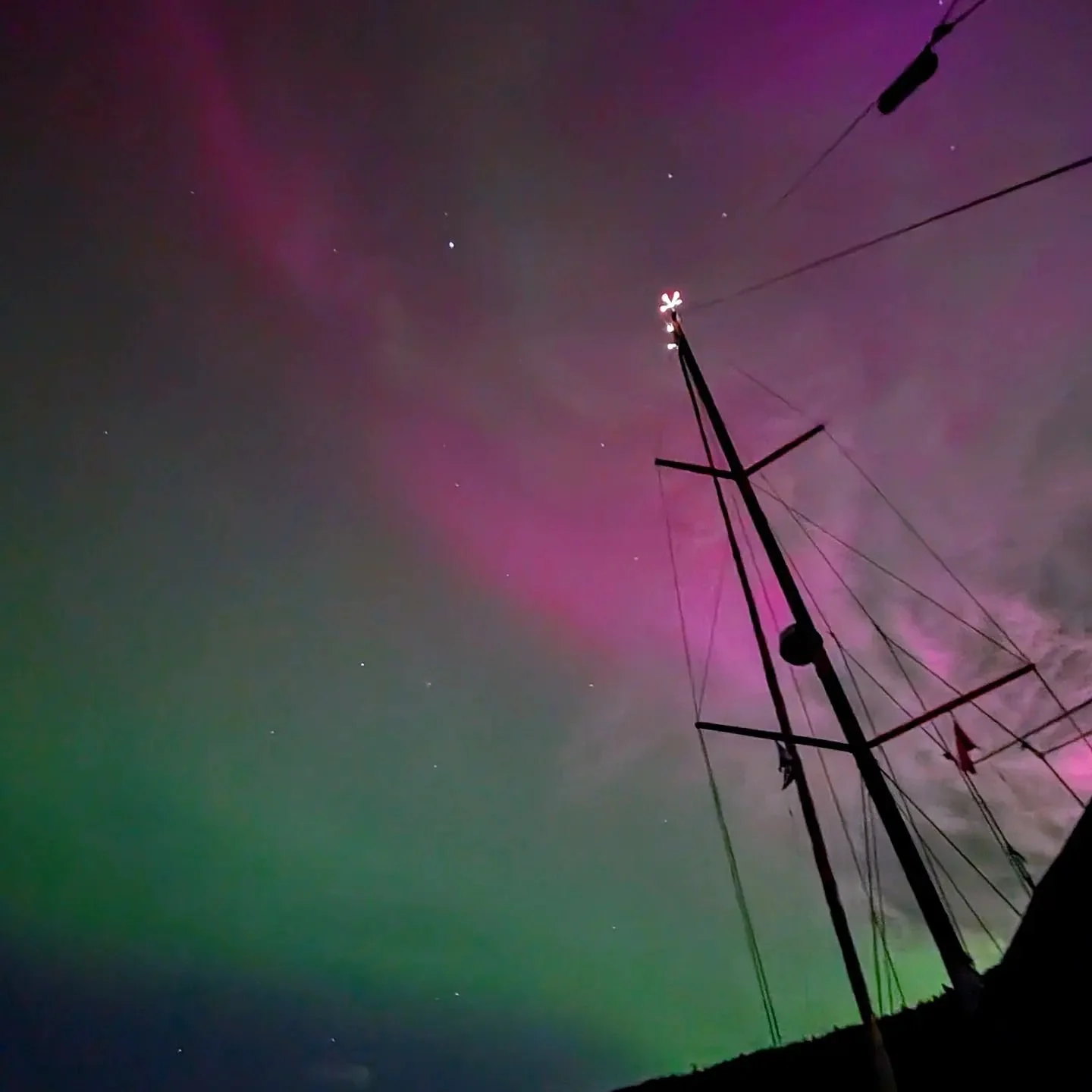 π« Last night, I went into the cockpit hoping to see a shooting star or two, for the meteor shower. π 
What I didn't know is that we'd get a magical display of dancing northern lights. π€©βΊοΈ
"Uhh, Brian, you're probably going to want to come ha