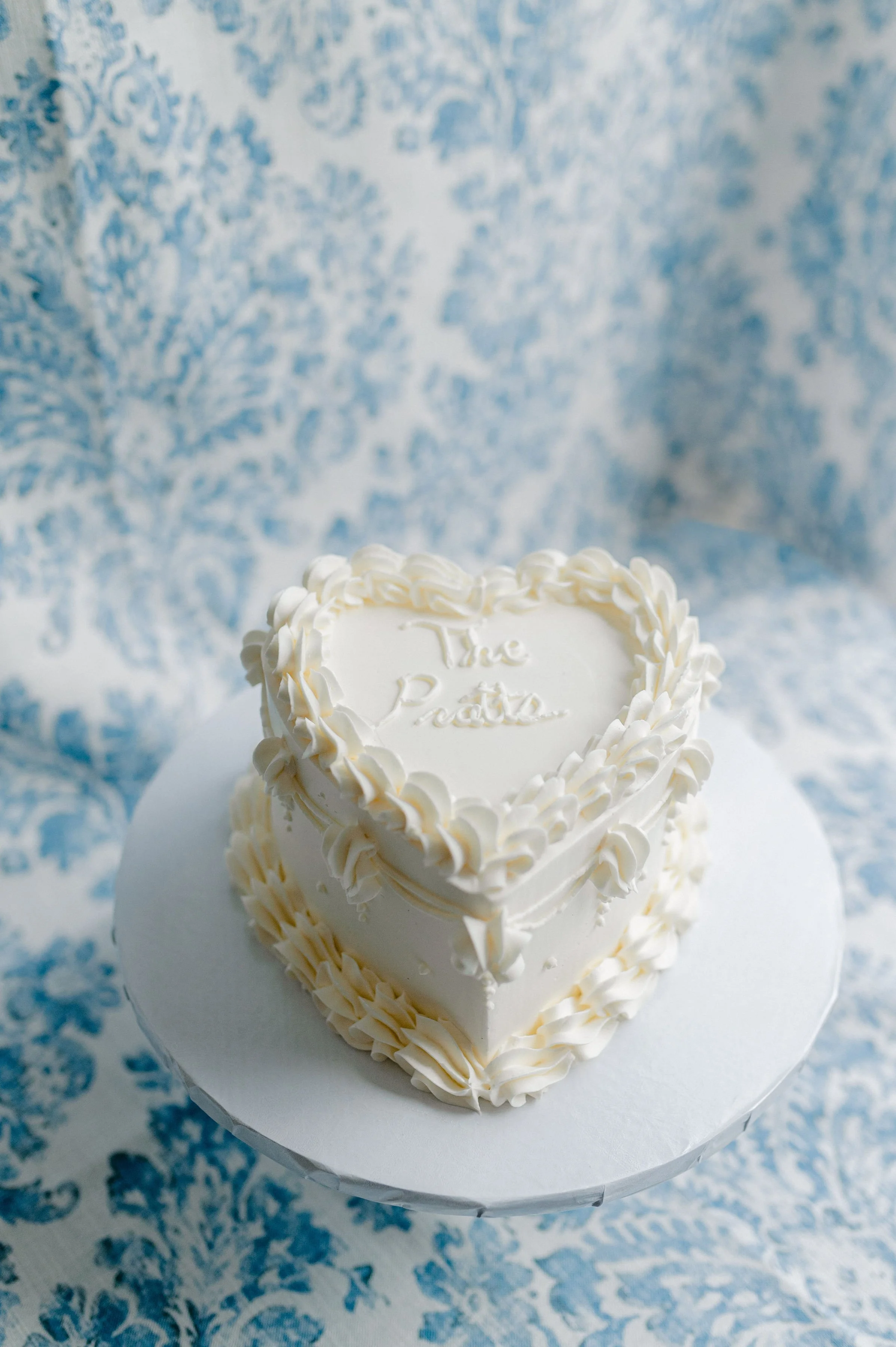 Heart Shape / Lambeth Piping / Piped Lettering: Couple's name (heart shape available in 6", 8" and 10" sizes) 