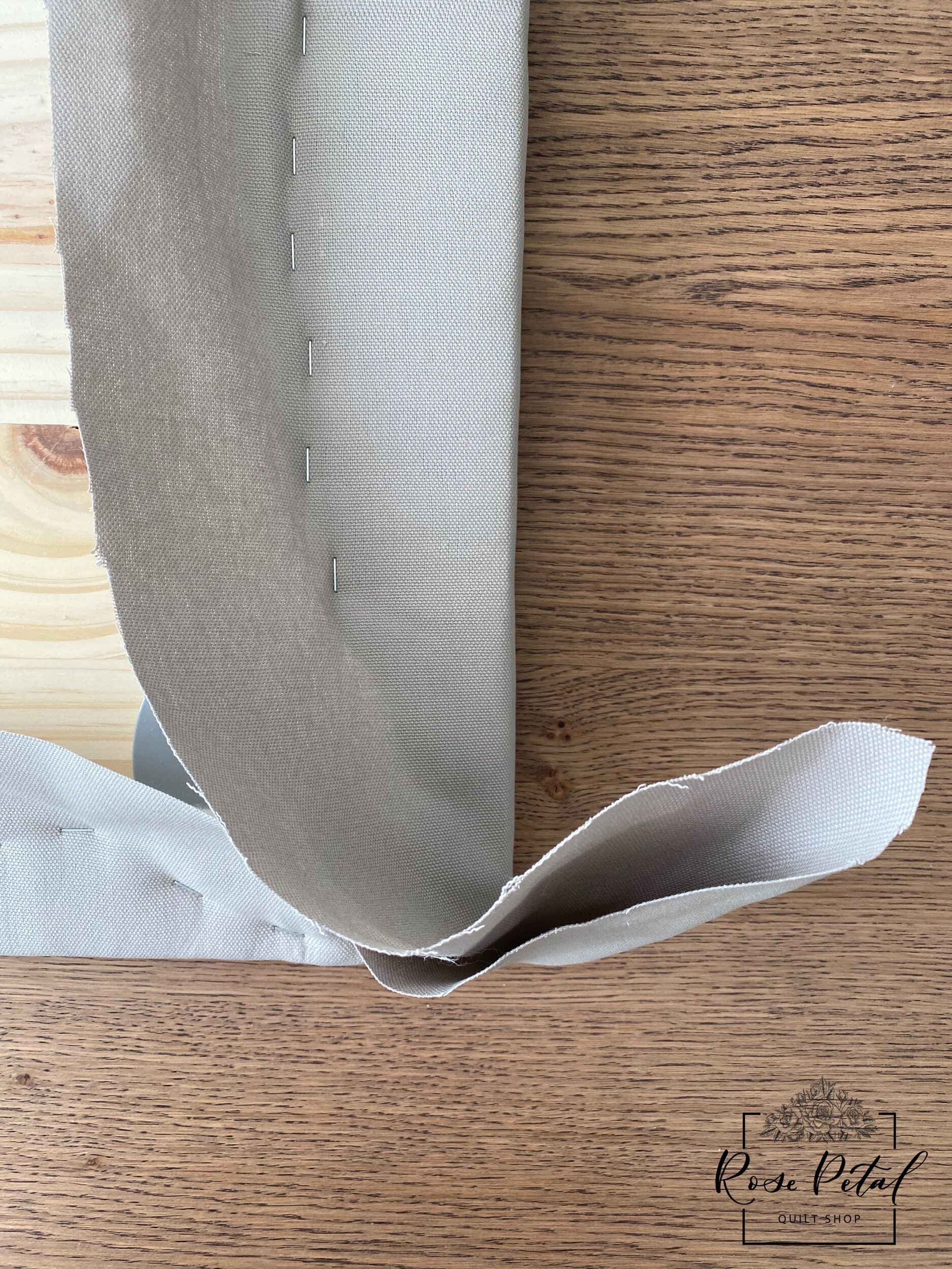  The bulk at the corners of the wooden board after stapling canvas fabric. 