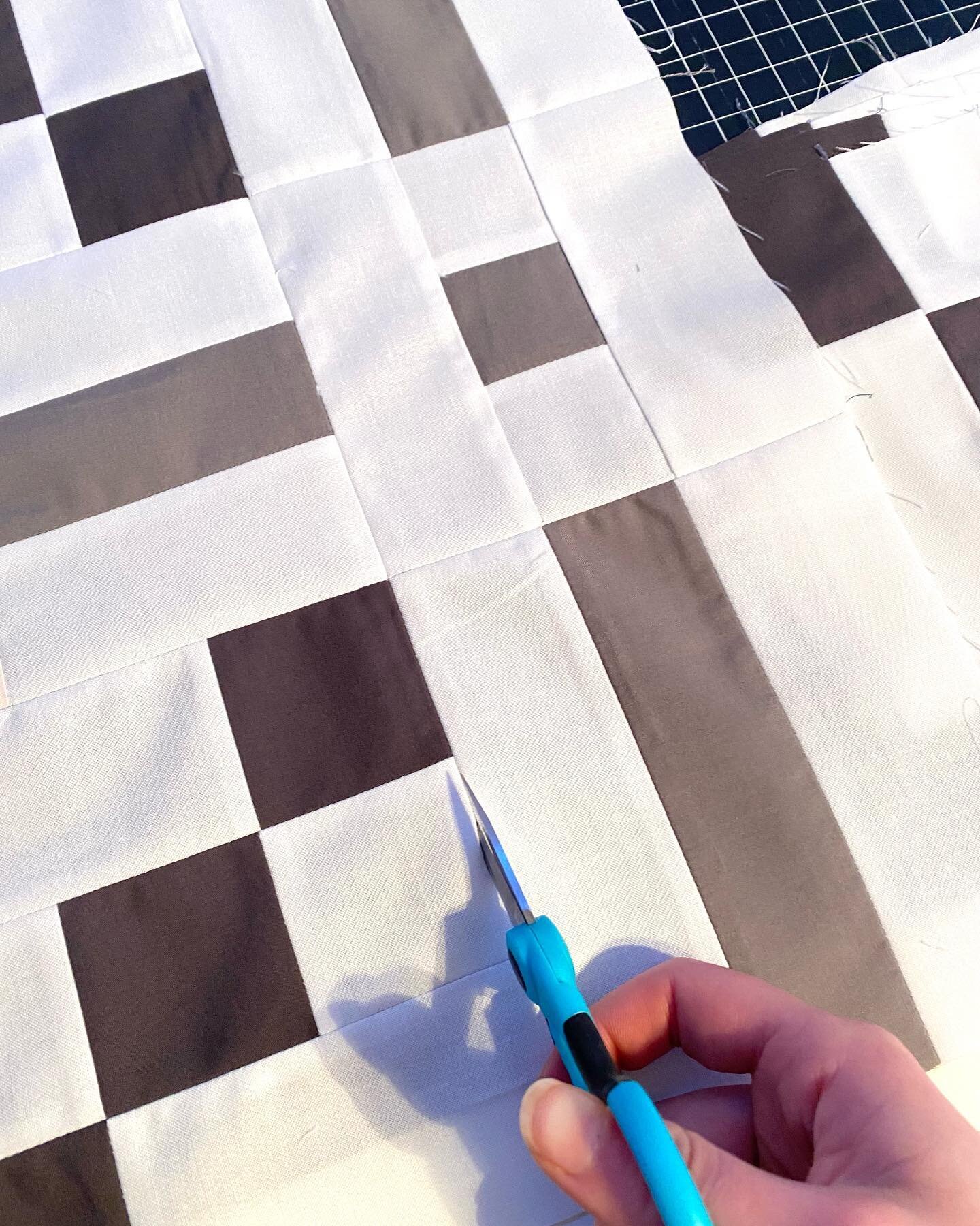 I few weeks back I shared in my stories that I like to use scissors to seam-rip my blocks apart. I call it a &ldquo;Trash Panda Quilting&rdquo; technique. 🦝 It&rsquo;s def not for the faint of heart. 😂

#sennaquilt #alexandrabordallo #rpqsmakes #we