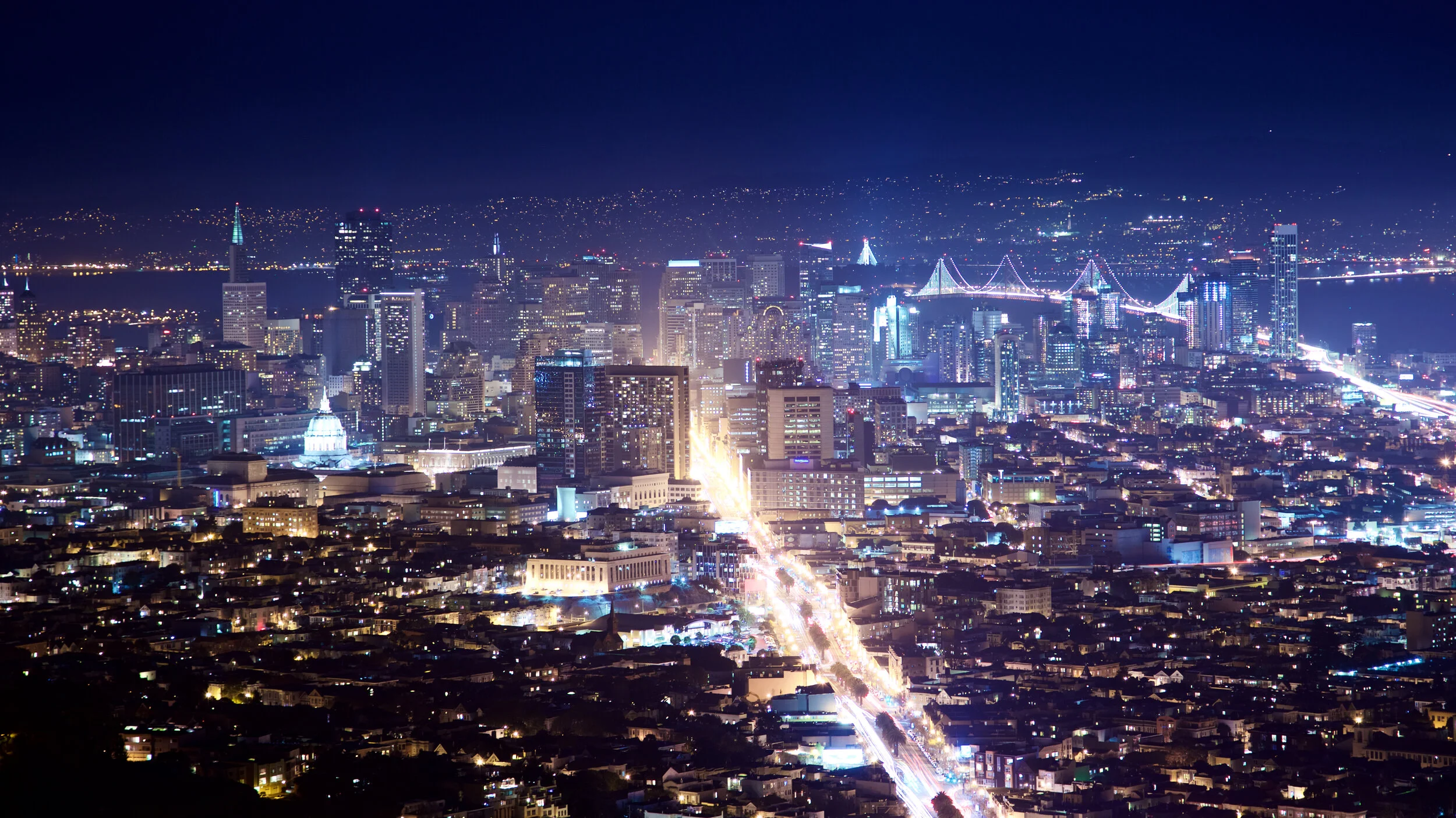 san-francisco-cityscape-and-city-lights-at-night-P5Z6CRN.jpg