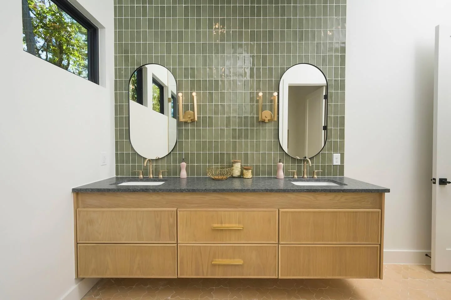 A little bathroom inspo to take you into the weekend!!🪥🧼🚿🧴