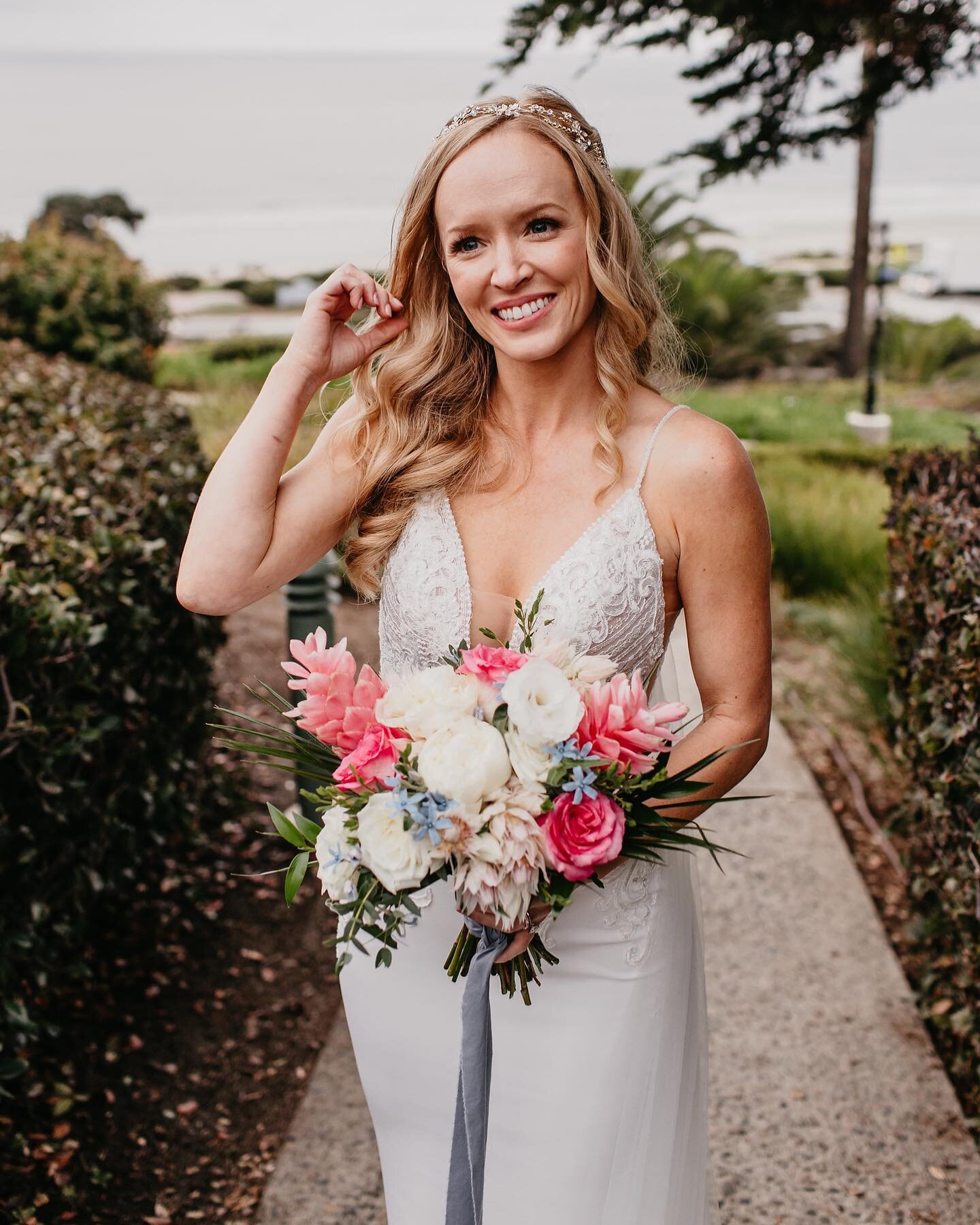 This gorgeous bride wanted a tropical garden look with pinks and accent blue! Loved the long hanging linen blue ribbon she chose. Her dress was dreamy. 🥰💗 
:::::::::::::
Venue: @laubergedelmar 
Photography: @mmcbphoto 
Planning &amp; coordination: 