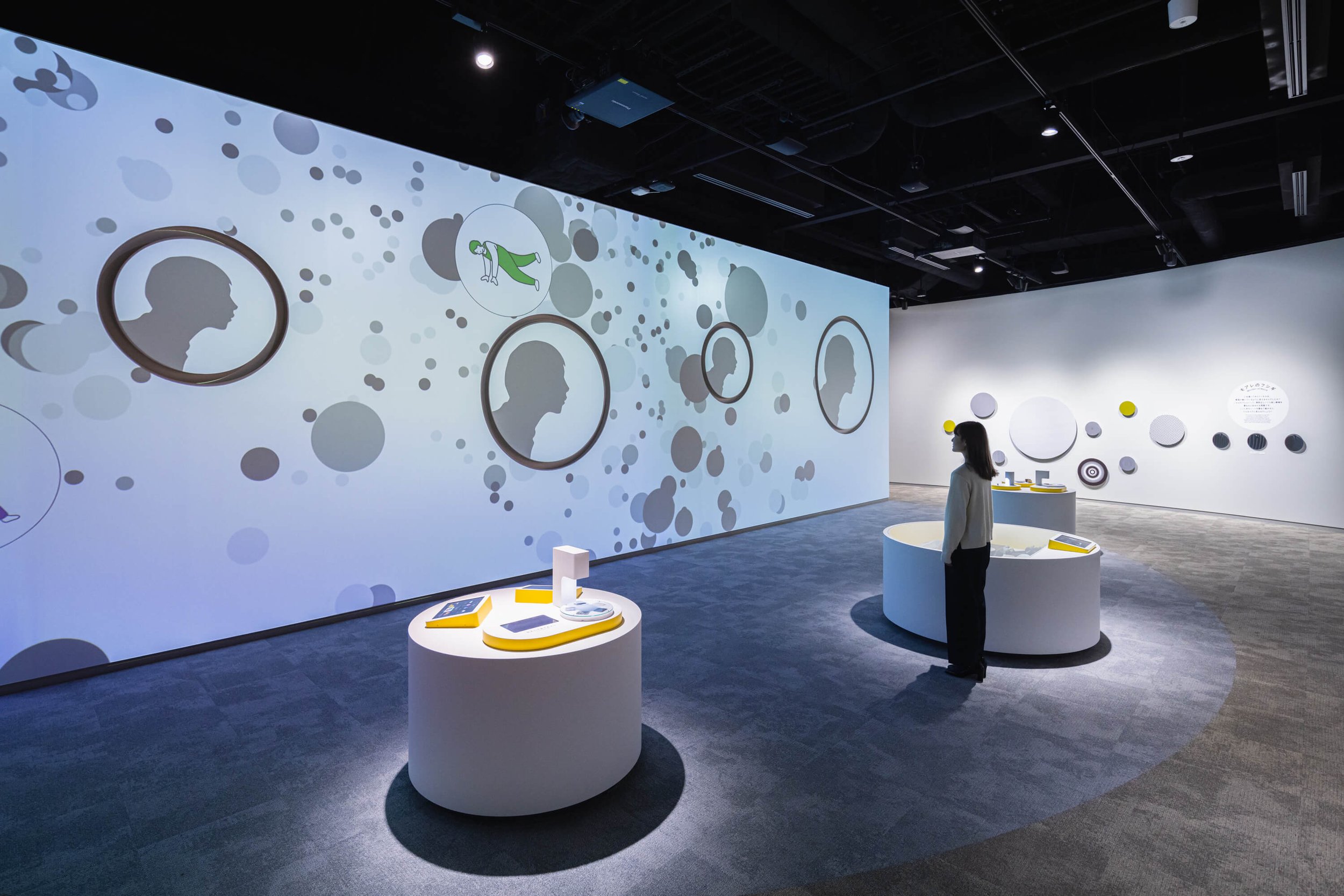 映像でも円形の要素が多用されており、展示什器と合わせて一体感のある空間になっています。