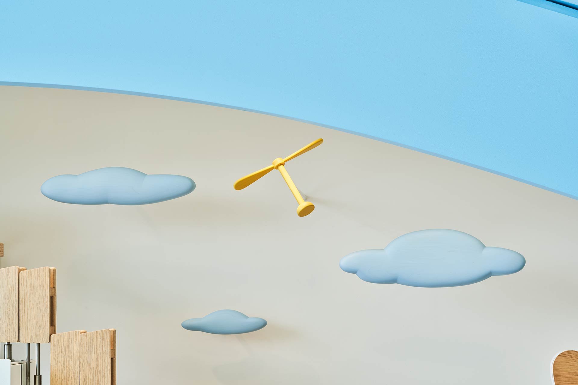 タケコプター。周囲の雲と合わせて半立体的な風景になっています。