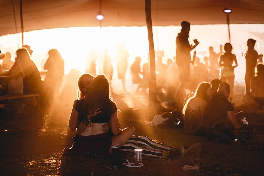 Awoke with looots of excited energy this morning about places and adventure and wanted to share again this photo I love from Oregon Eclipse festival 2017.
The sun was in my eyes so i didn't even see the connection of the two people in the front until