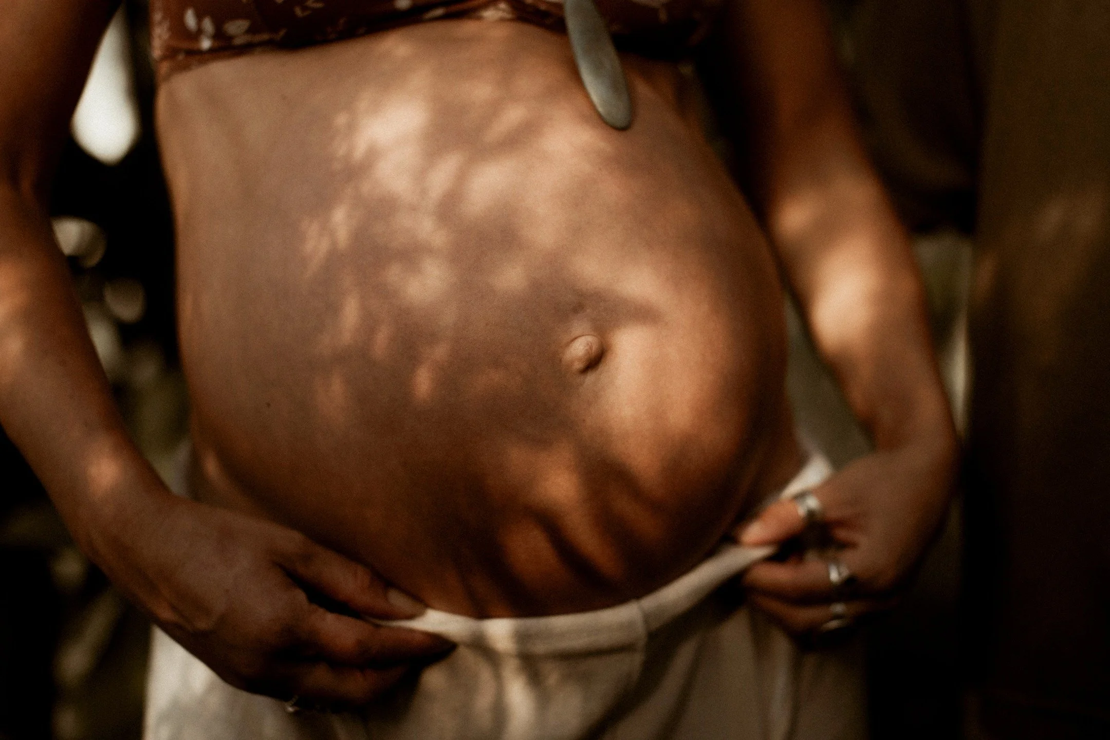 Light falling on growing bellies. 🕊️
I don't take it lightly, having the opportunity to photograph a woman in her pregnancy. I feel full of gratitude for the trust given. I find capturing this time incredibly beautiful, however I know that it's not 
