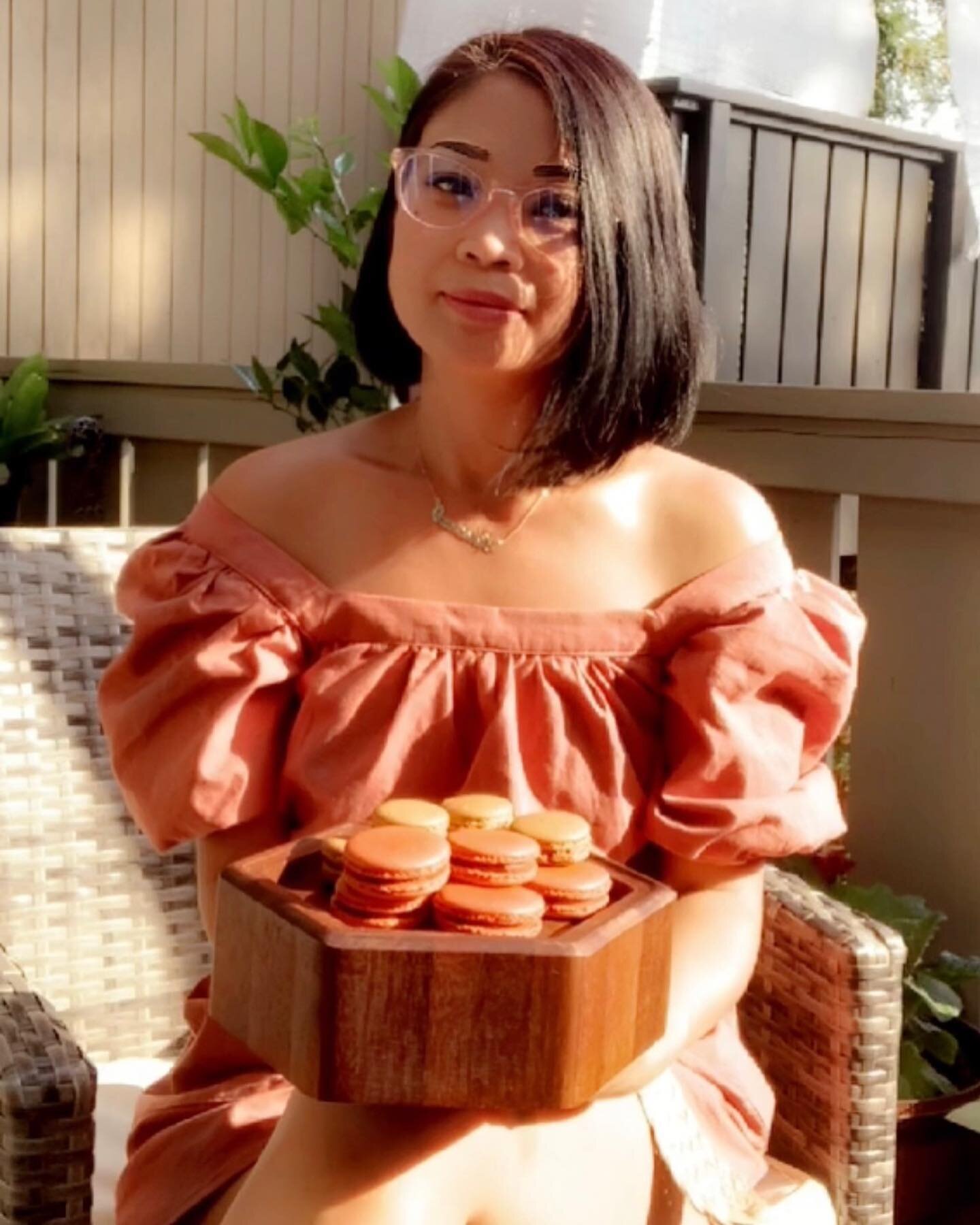 Decided to coordinate my outfit with my Macarons today! 😂

Totally not true, but here we have:
Dark Chocolate 🍫 Toffee
And
Dark Chocolate 🍫 Orange 🍊 

#frenchmacarons 
#darkchocolatetoffee 
#darkchocolateorange 
#bakedgoods 
#dessertstagram 
#bay