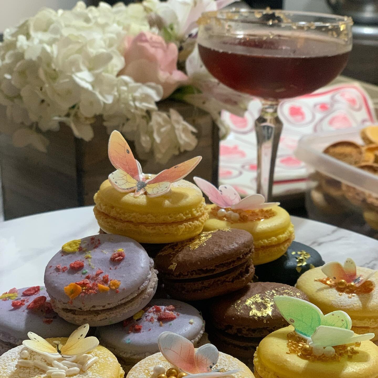How pretty 😍 🤩 
Just made some Lemon Curd, Chocolate Gnache, Reese&rsquo;s Peanut Butter and Fruity Pebbles Birthday cake macaron. 

Anyone who has placed an order via my website, thank you so much for the support. If you&rsquo;ve submitted an orde