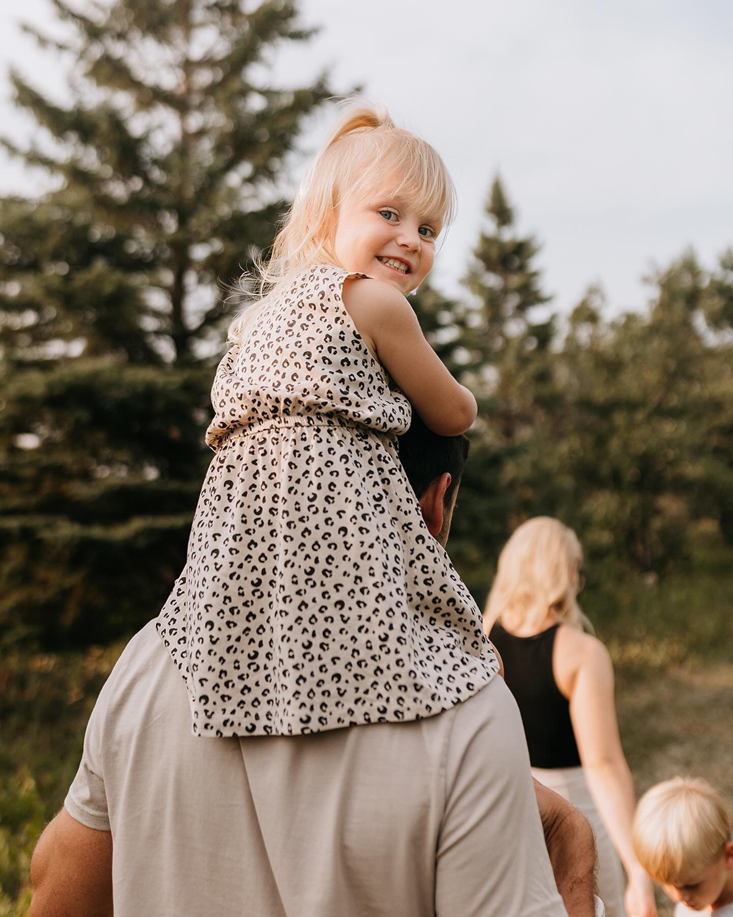 Spent the evening exploring and playing on their property as a family. The perfect way to spend your session. 🥰