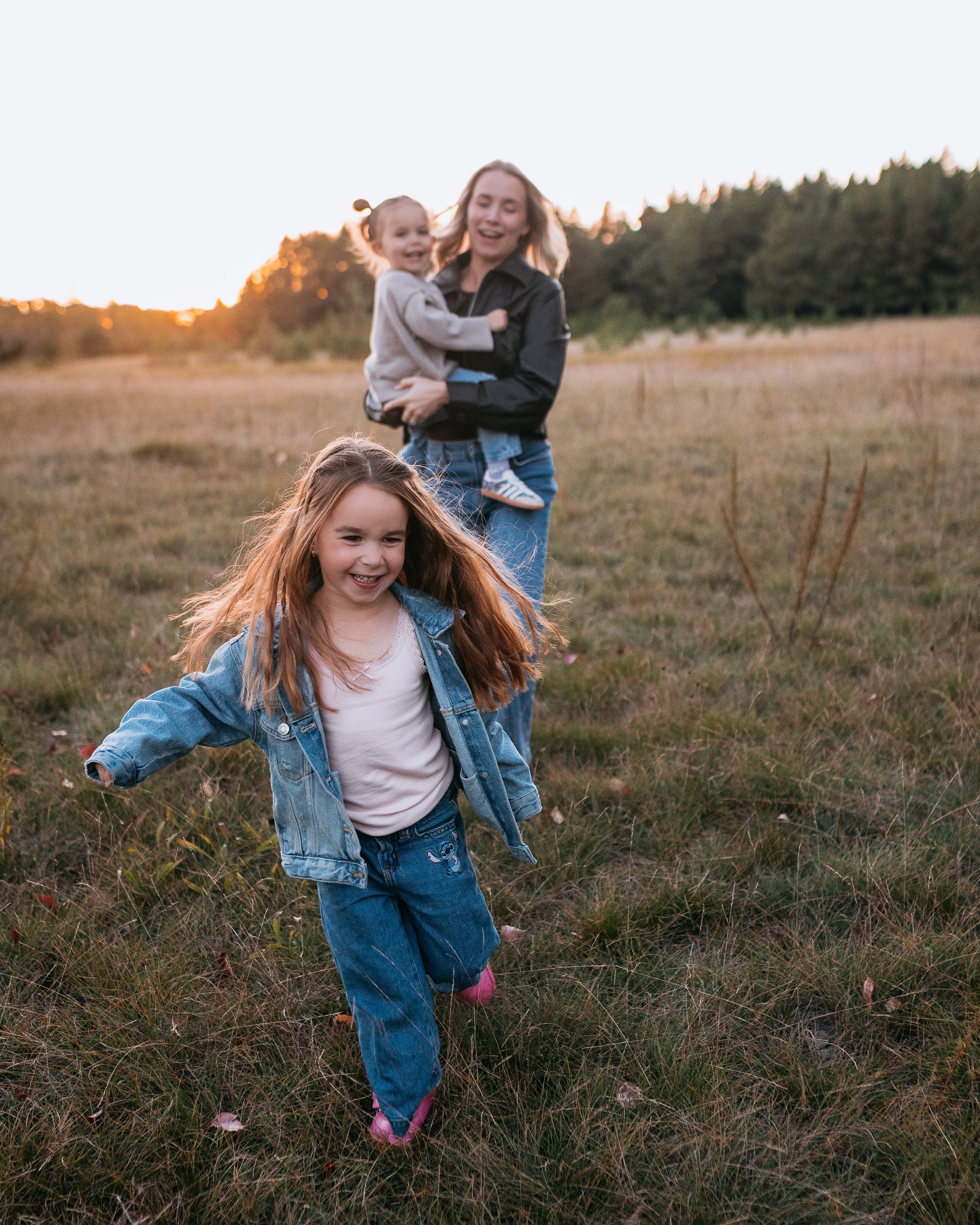 One day, you&rsquo;ll look back and realize these were the days. 🥹🤍

The little hands reaching for you, the giggles, the way they still want to be picked up and all the beautiful chaos of having everyone together.

Family photos aren&rsquo;t about 