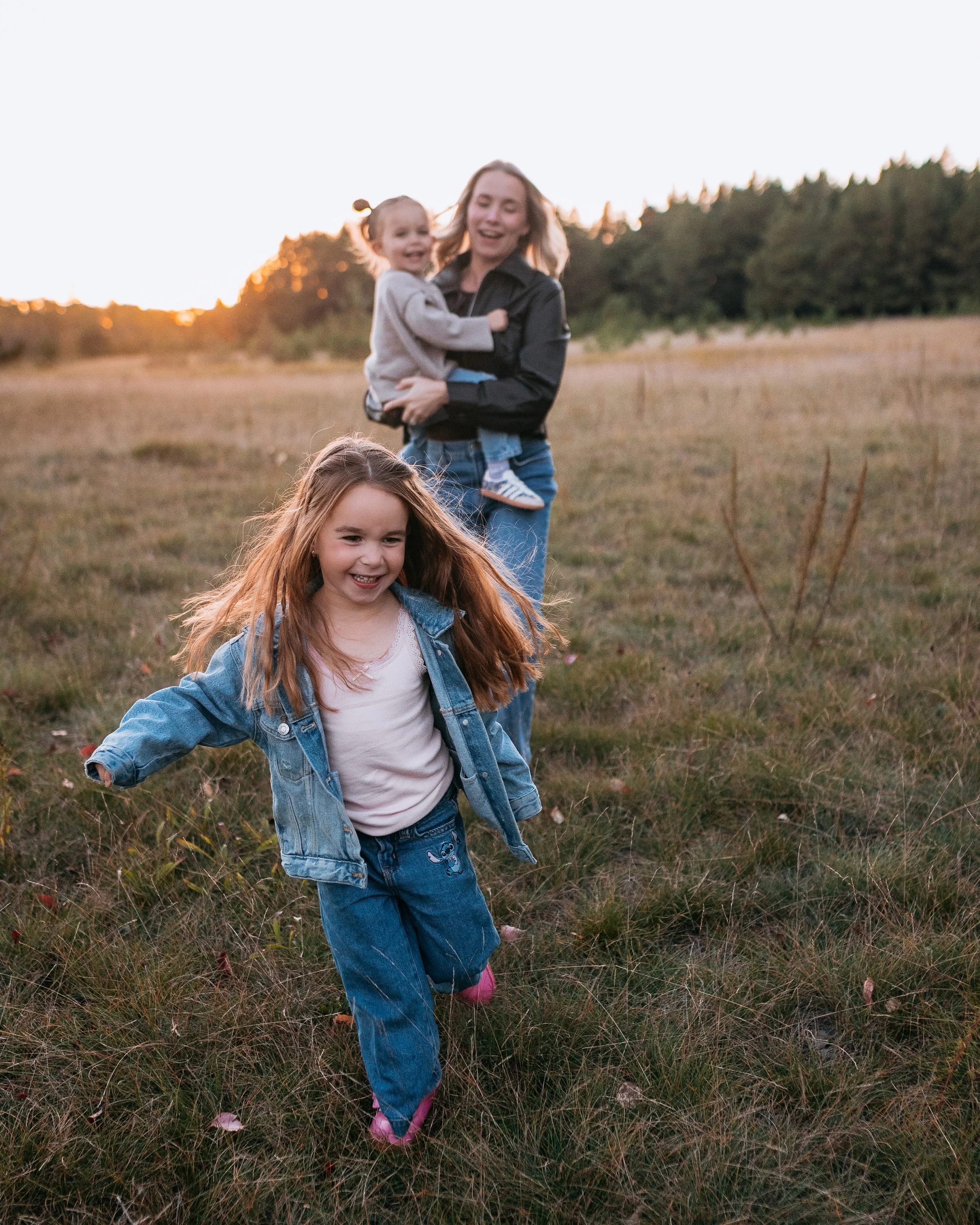 One day, you&rsquo;ll look back and realize these were the days. 🥹🤍

The little hands reaching for you, the giggles, the way they still want to be picked up and all the beautiful chaos of having everyone together.

Family photos aren&rsquo;t about 