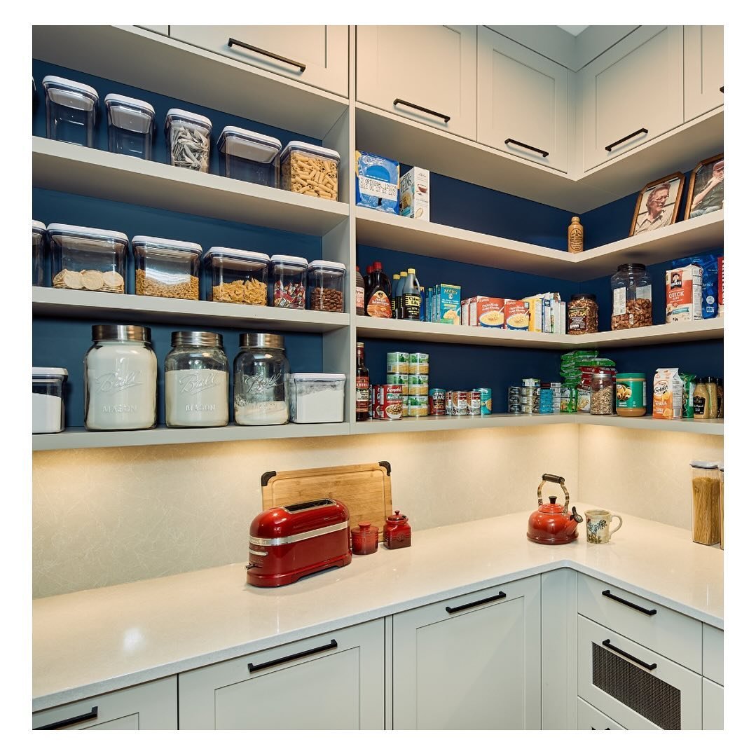 Spring cleaning this weekend? The pantry is on my list &amp; I&rsquo;m taking inspiration from how organized my clients are. Yes, please! 

&phi;

🛠 | @distinctivehomescanmore 
📷 | @alexismckeown 

#interiorarchitecture #interiordesign #customhomes