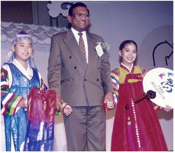  PATA President &amp; CEO Mr. Lakshman Ratnapala is escorted on stage by two Korean children in their national dress at the PATA Travel Mart in Jeju.   Photo courtesy: Lakshman Ratnapala  