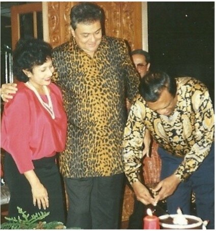  Indonesia’s Minister of Tourism Joop Ave (centre) at a private party with Barbara and Lakshman Ratnapala.   Photo courtesy: Lakshman Ratnapala  