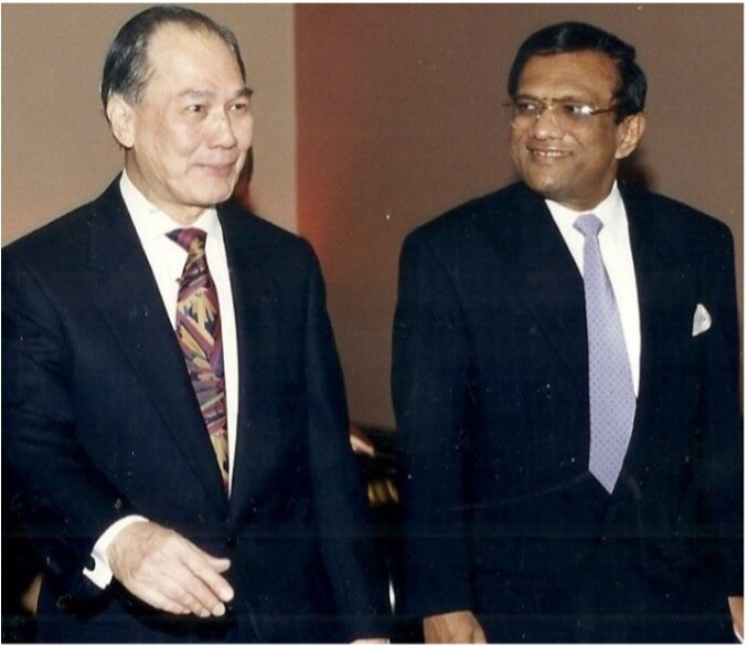  Ratnapala escorts Thailand’s Prime Minister Anand Panyarahun to the podium at the 45th PATA Annual Conference in Bangkok in 1996.   Photo courtesy: Lakshman Ratnapala  