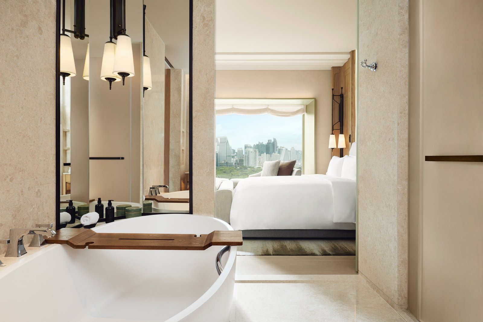 2.Dusit-Thani-Bangkok-Guestroom-Deluxe-bathroom-bathtub-overview.jpg