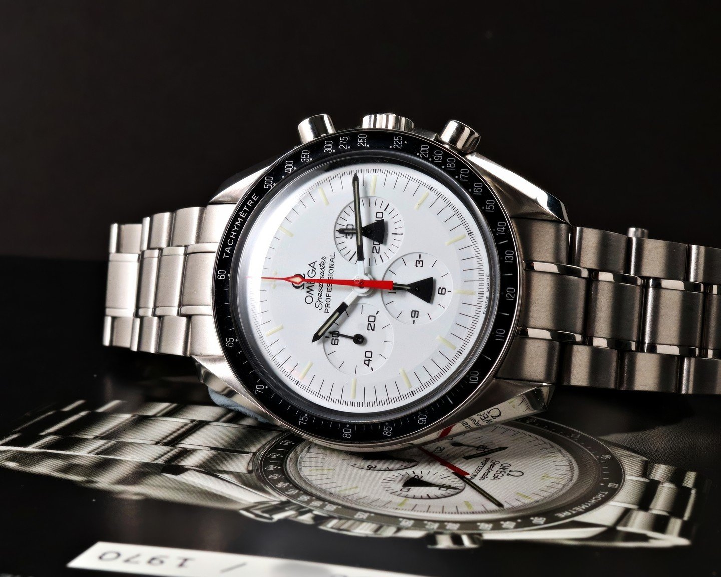 At first glance, the re-issue Alaska Project looks highly similar to the original Alaska II, incorporating features such as black rocket hands on the subdials and a bright red chronograph hand that contrasts the albino coloured dial. The re-issue als