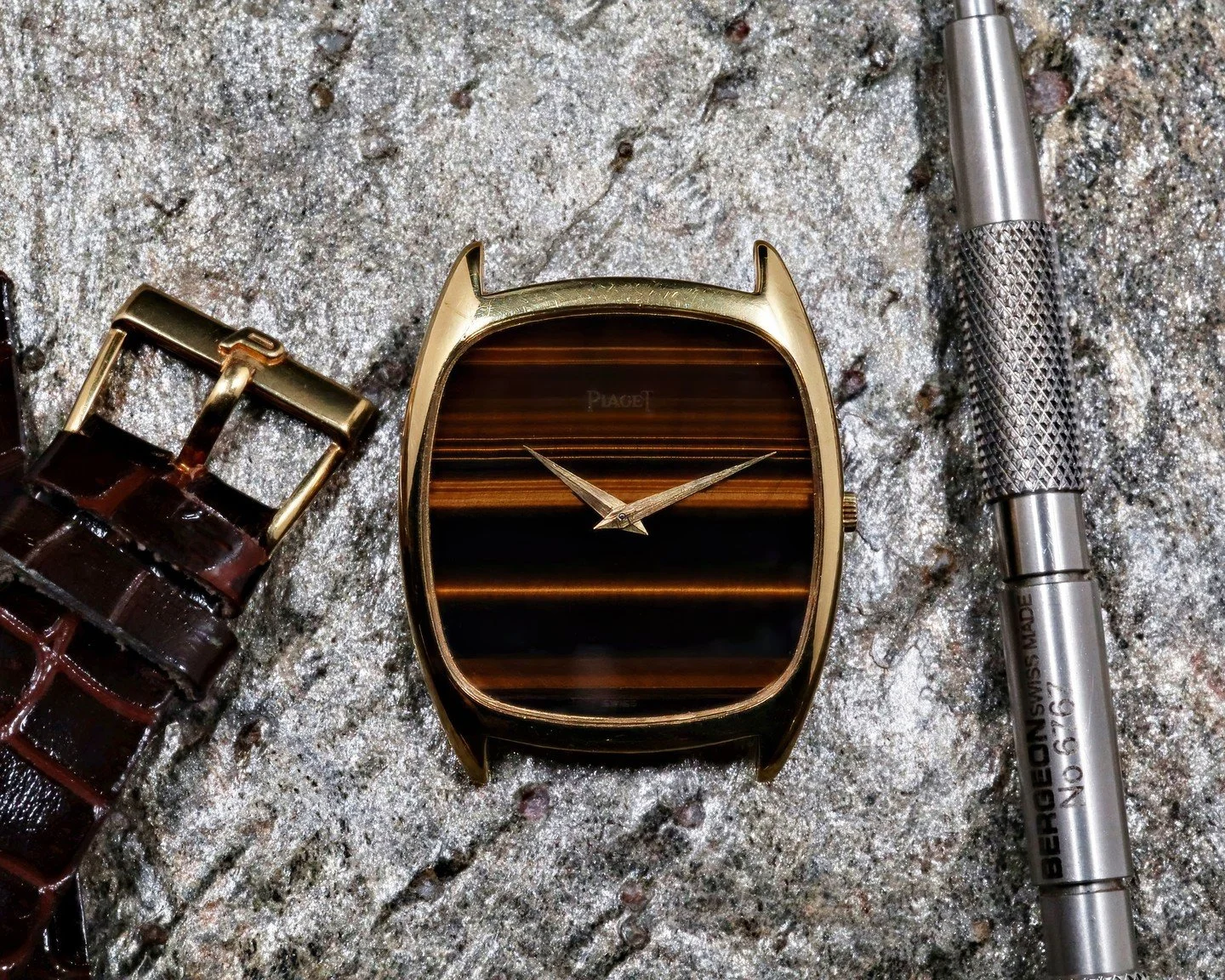Running on the ultra-thin cal. 9P manual winding movement introduced by Piaget in 1956, the reference 9591 was originally introduced in the 1970s equipped with the successful 9P movement, the reference was characterized by its tonneau-shaped and ultr