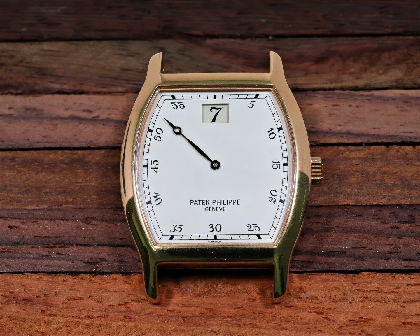 A whimsical timepiece introduced to celebrate Patek Philippe&rsquo;s 150th anniversary in 1989, the 3969R is notable for being the brand&rsquo;s first jump hour complication since the 1920s.⁠
⁠
Featuring an hour aperture with a single minute hand, th