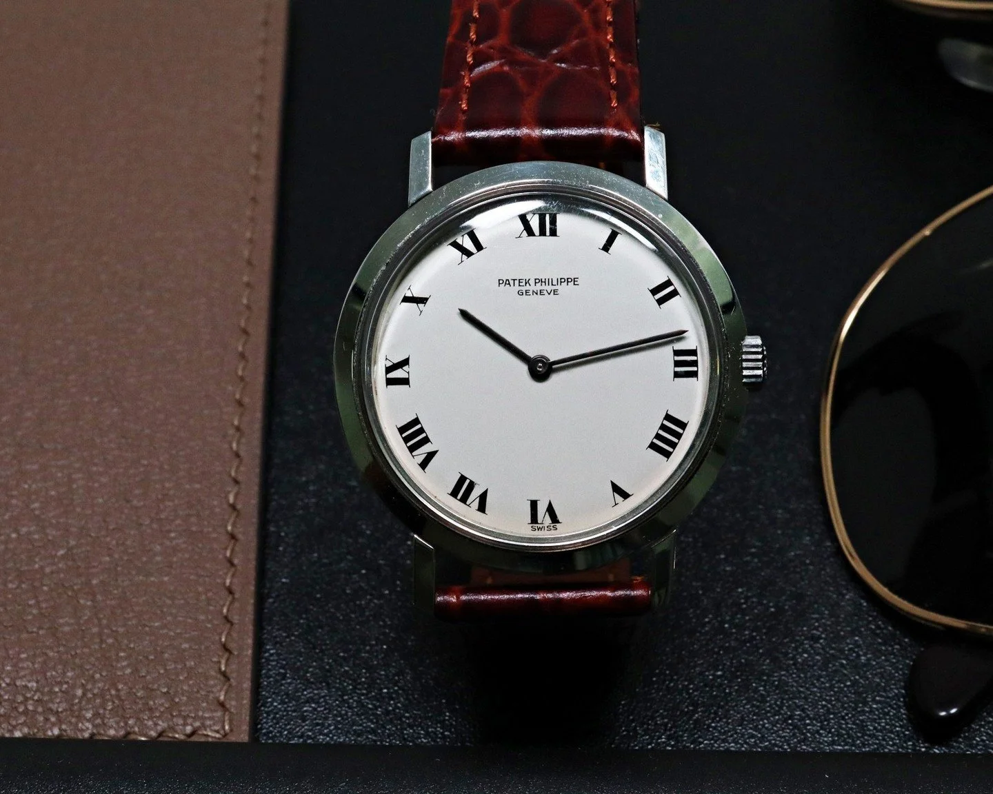 A lesser-known Calatrava produced in stainless steel, the 3509 features a screw-down caseback with an eggshell-coloured dial and Roman indices.⁠
⁠
Now available as a full set via the link in bio.