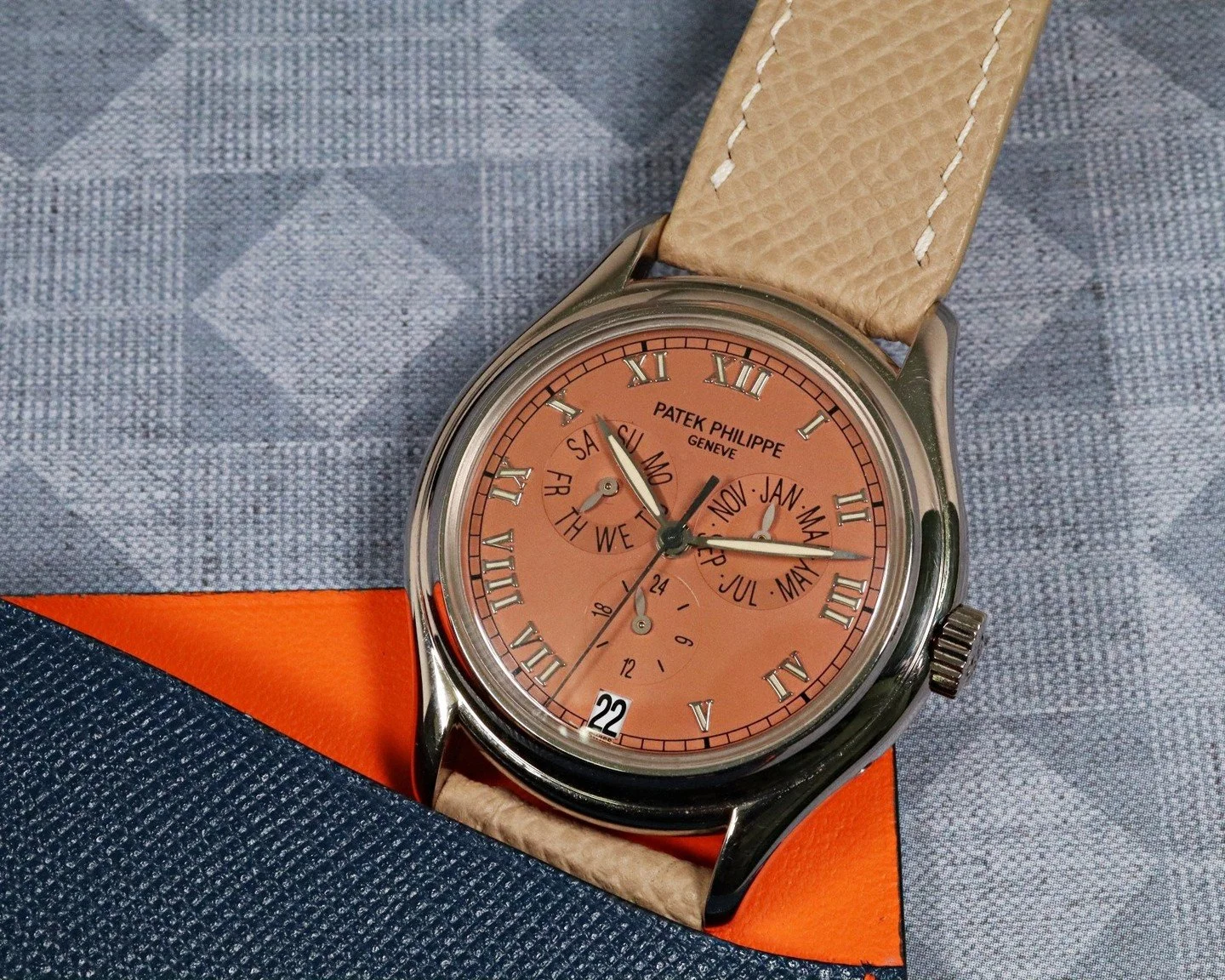 The first annual calendar reference introduced by the brand to bridge a gap between the classic time-only Calatravas and the complicated perpetual calendar, this 5035G sets itself apart with its salmon coloured dial.⁠
⁠
Now available via the link in 