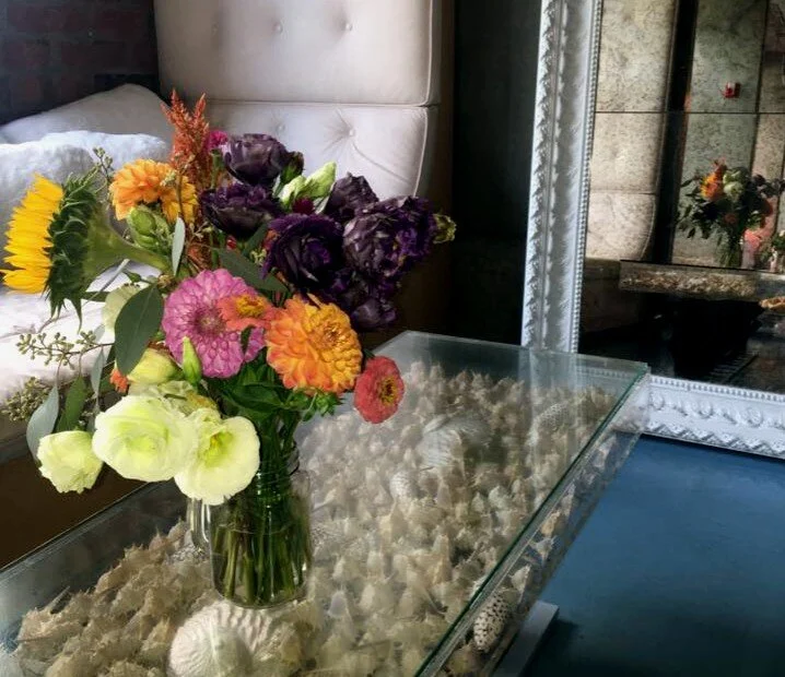 Dazzling animated vase