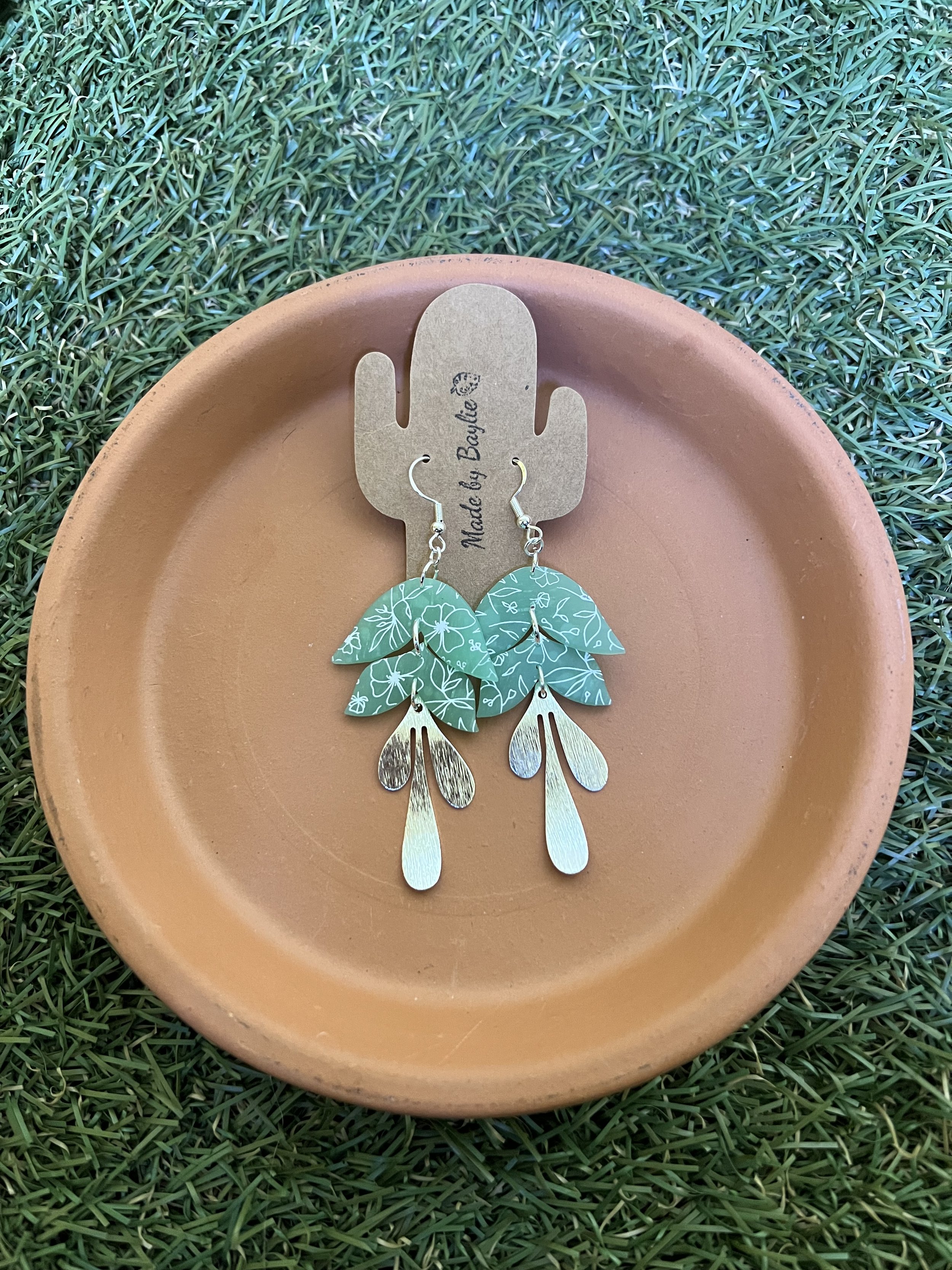 Semi-Translucent_GreenJadeWhiteFlowers_Silver.jpg
