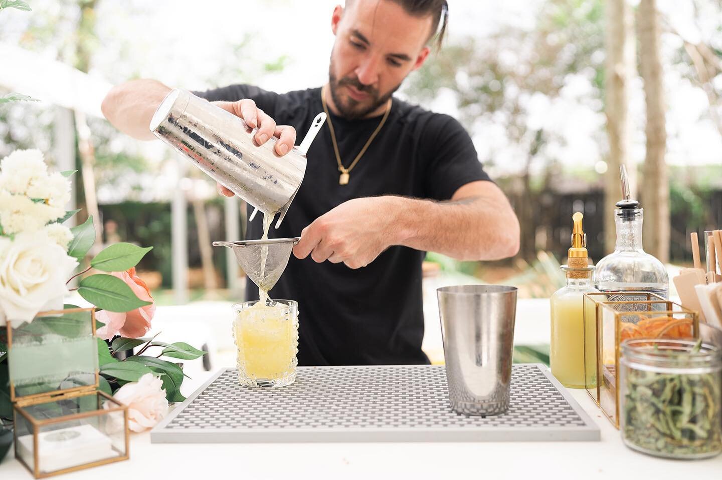 We take our cocktail pouring very seriously at Southern Pours🤣 
&bull;
&bull;
&bull;
This is one of our newest cocktails 🍹&amp; it&rsquo;s a favorite for spring/summer 💛