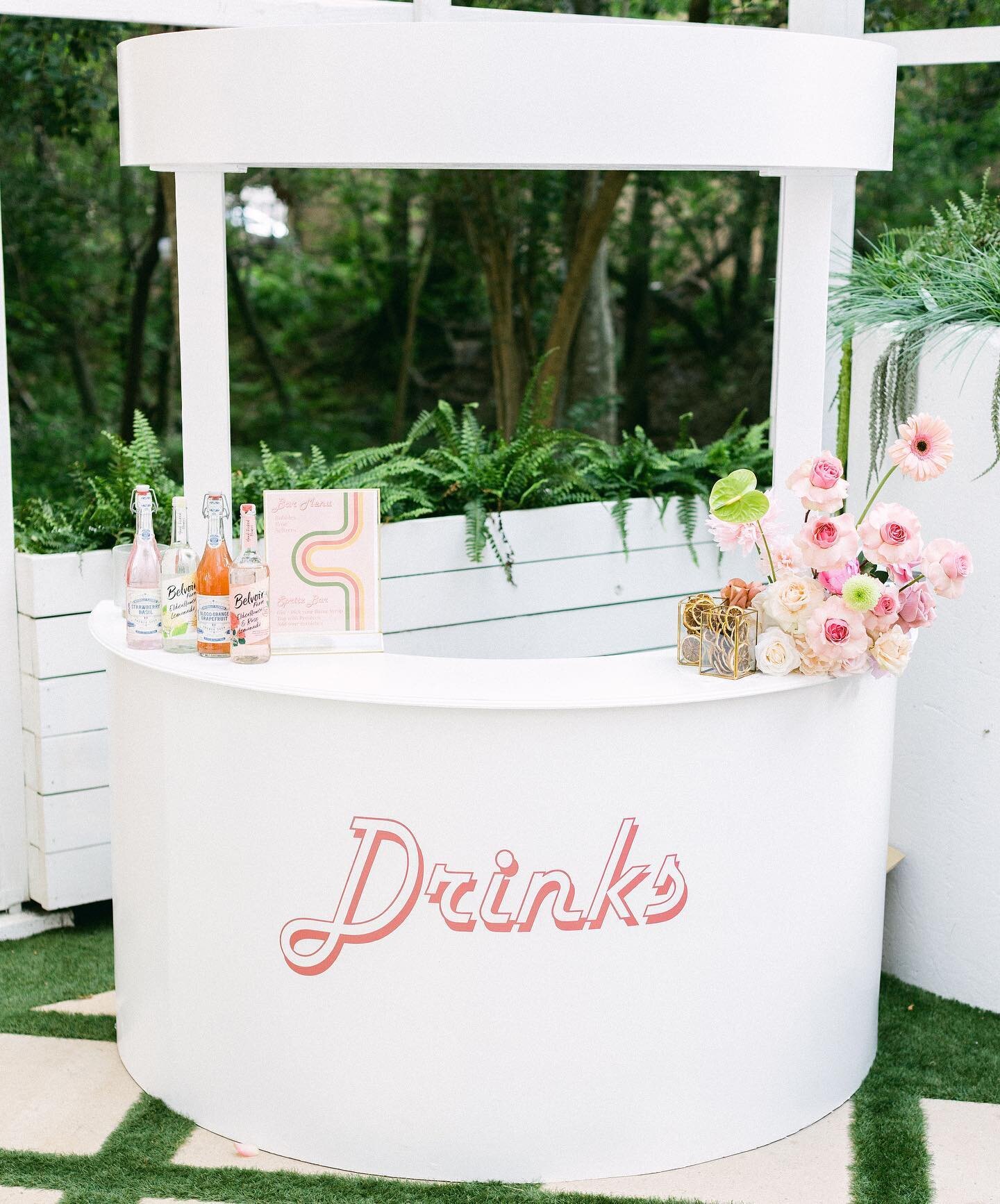 The cutest little bar setup yesterday to celebrate @sugarandcloth 🍹😍
&bull;
&bull;
&bull;
Portable bar: @picnicsinthecity
Decor: @picnicsinthecity 
Florals: @houstoneventsflorals 
Photography: @allisonermon_photography