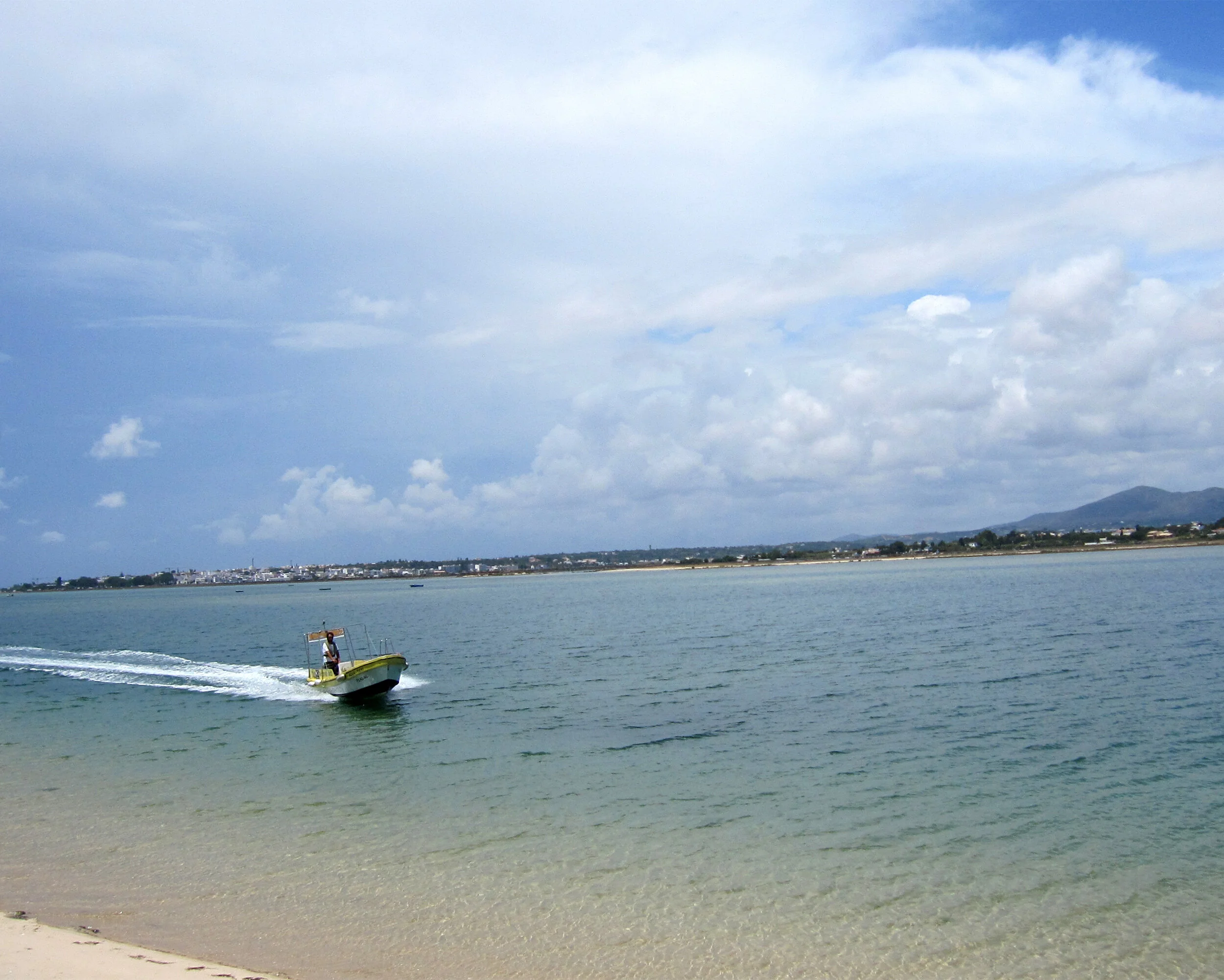 SIGHTS - Water taxi picking us up at the beach