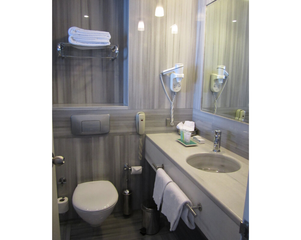 HOTEL - Sumahan on the Water - King Room Bathroom 