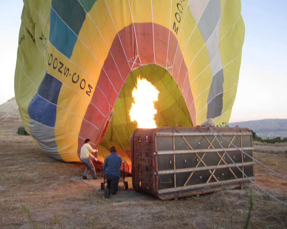 SIGHTS - The inflation of our hot air balloon 