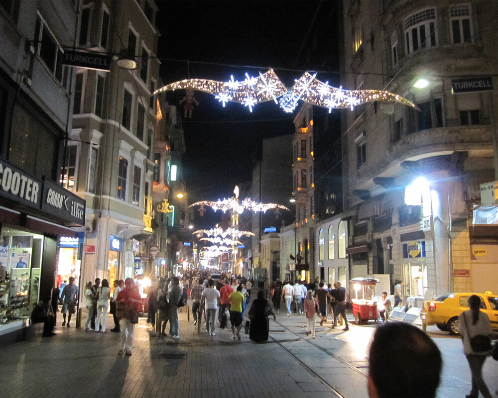 SIGHTS - Istiklal Caddesi, big pedestrian shopping street