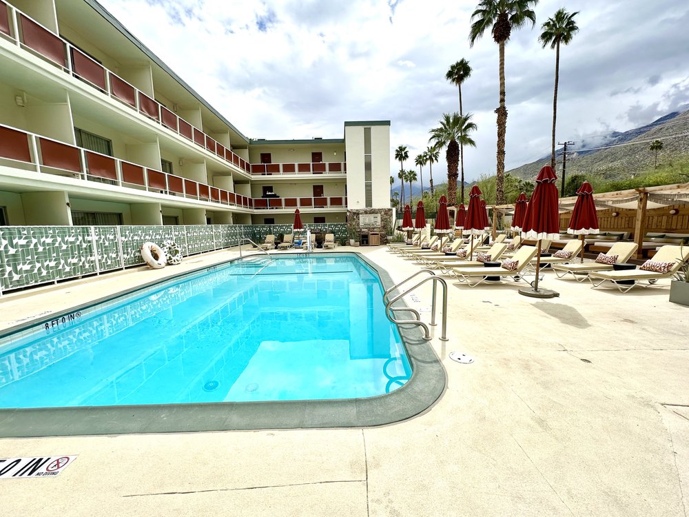 HOTEL-Pool Deck 