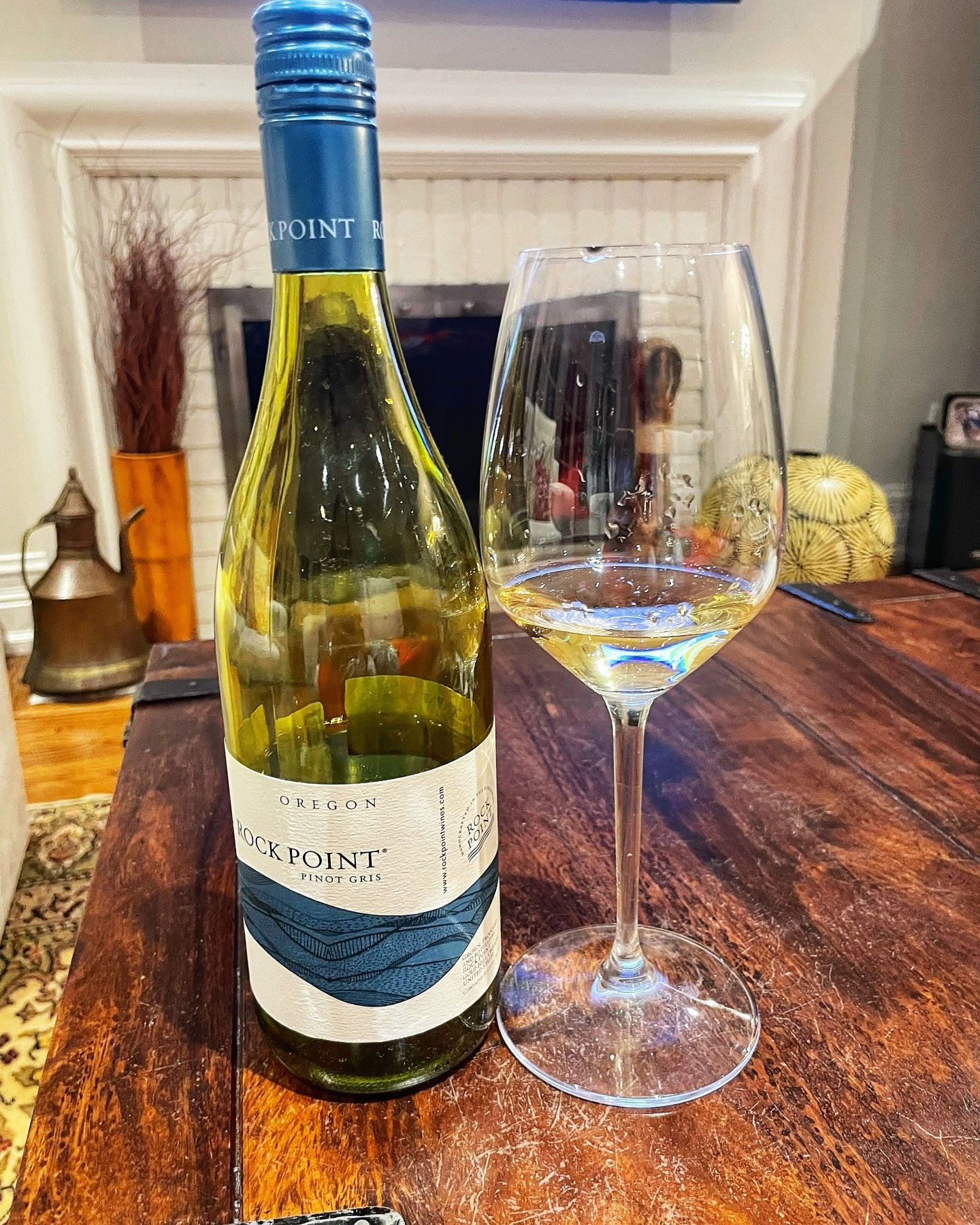 It&rsquo;s truly sunshine in a glass! ☀️😃
.
These are the exact words that chorused through my mind repeatedly as I sipped this amazing Pinot Gris from Oregon. I sipped, paused, sipped again, paused again&hellip;.and then reconfirmed my initial impr