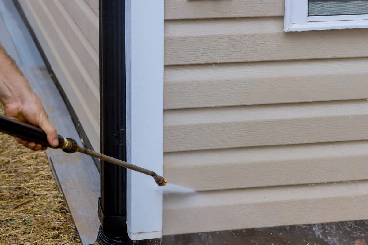 How to Remove Mold from Siding on a Commercial Property