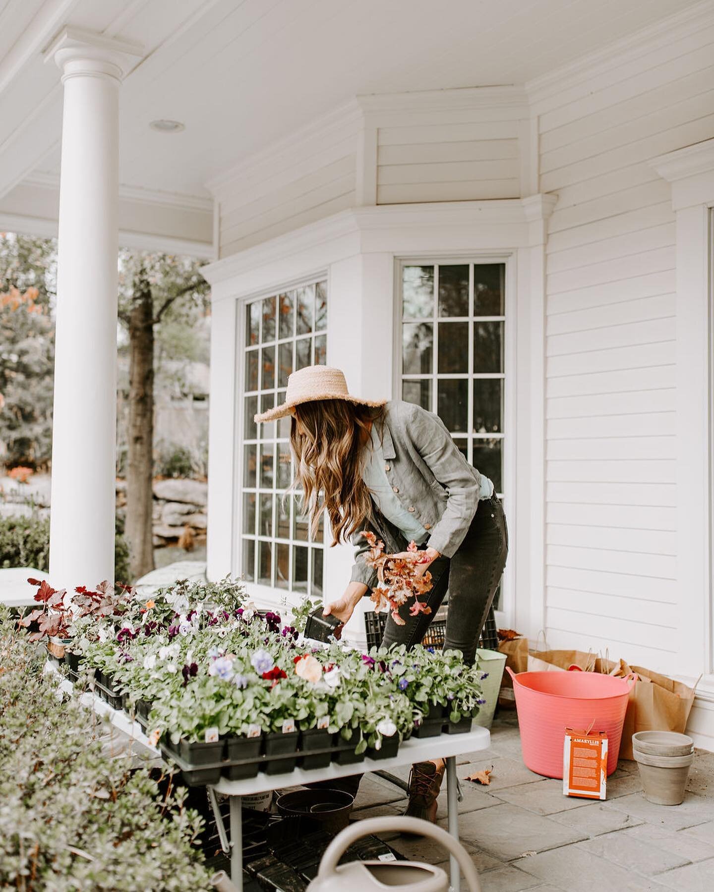 🌷 H A P P Y  S P R I N G 🌷

Such a beautiful time of year. The garden starts to wake up, the days get a little longer, and soil is workable! I hope you get to go outside and enjoy the weather today. 

What are you excited to plant this year? I&rsqu