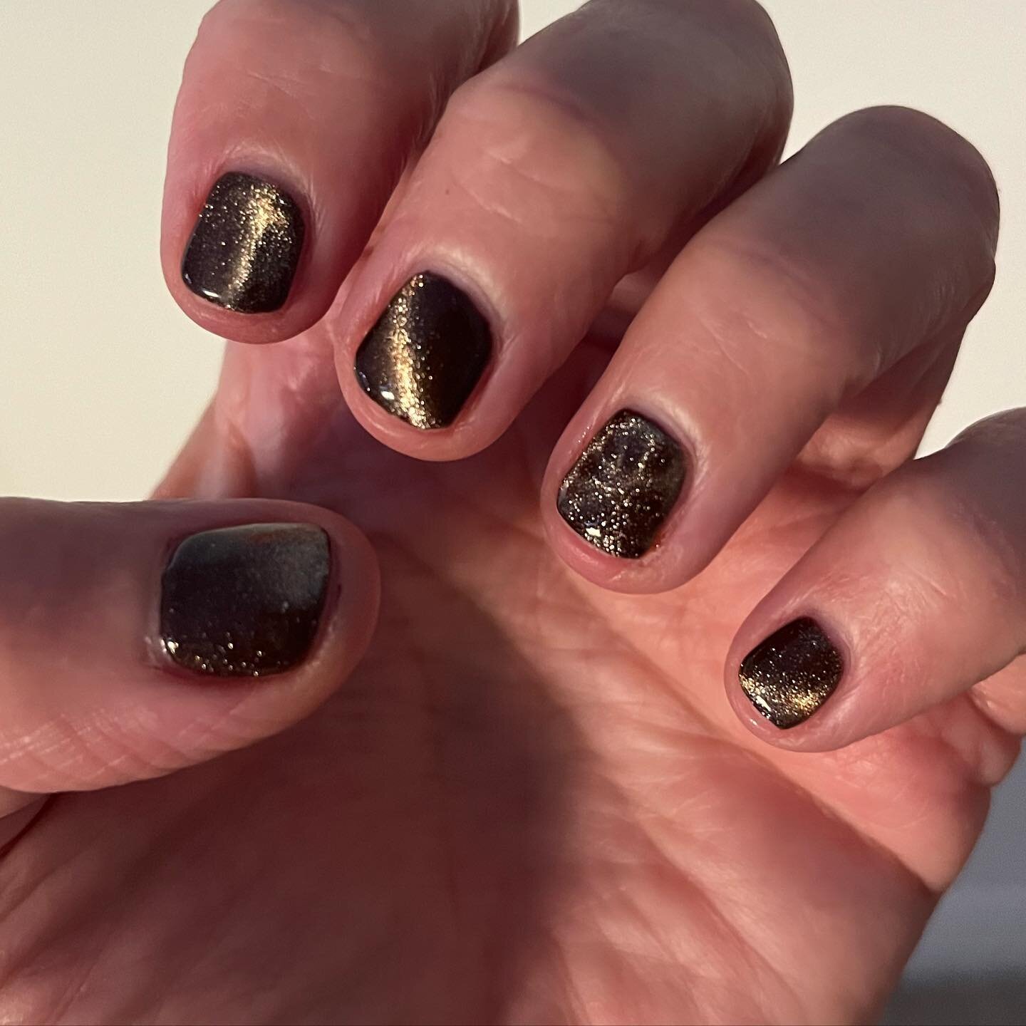 Fall nails chocolate metallics nails are the new color . Also topping it with the cat eye effects . Using @orly Fall collection 2022 Surrealist color #stoptheclock ##chocolotemetallicshimmer #nailsofinstagram #barbarawarnerbeauty #orly #chocolatenail