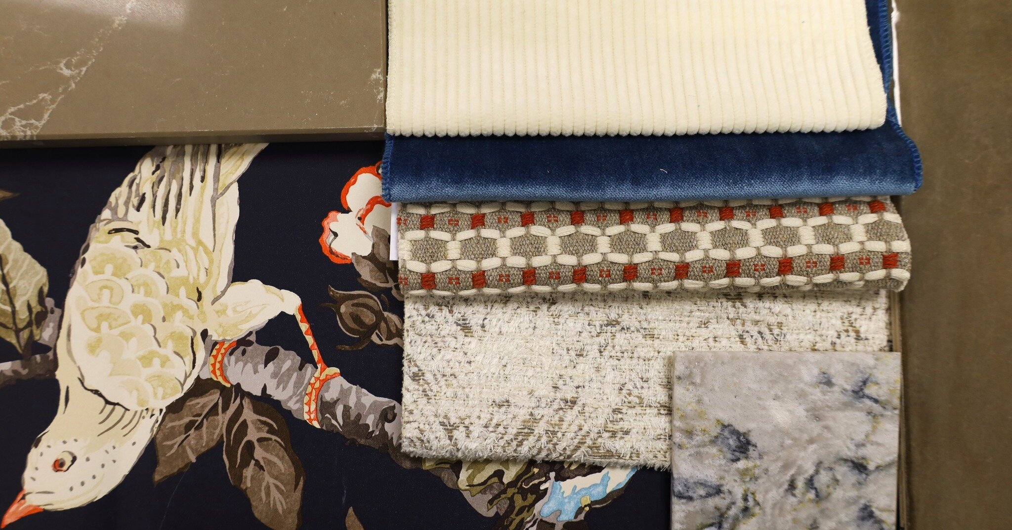 To start off Wishlist Flatlays, we have Angela! Her Sanderson wallpaper is the centerpiece and is accented with some coffee browns, sapphire blues, and snowy whites. Comment below if you love this flatlay as much as we do! 🕊️💙☕️
#omahainteriordesig