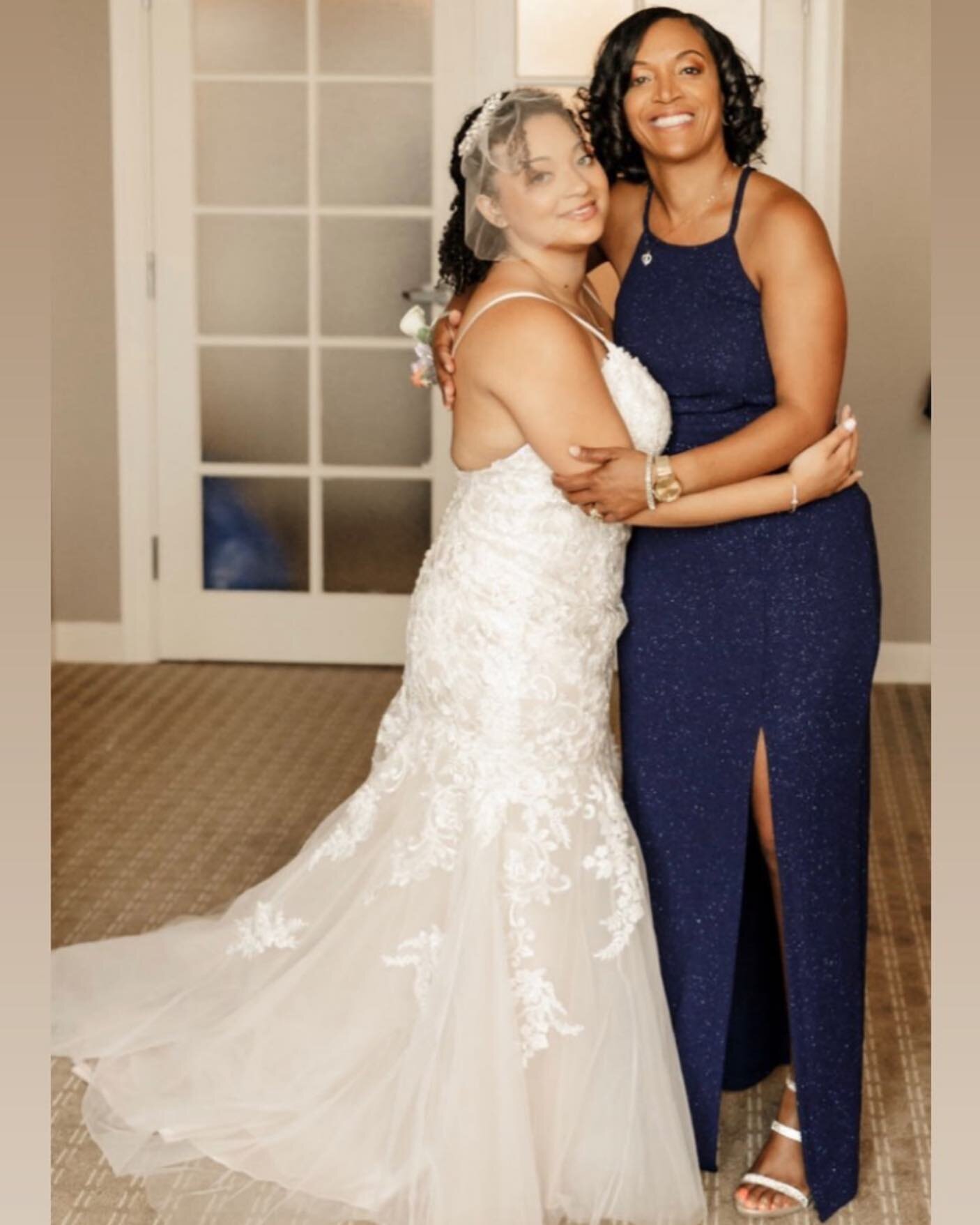 Check out this mother/daughter #bigdayslay!! 😍🥰 I LIVE for a soft glam bride. Enough umph to really shine. At the same time, the look is pure. It&rsquo;s classic. It&rsquo;s timeless. Your photos will look great now and 20 years from now!
&bull;&bu