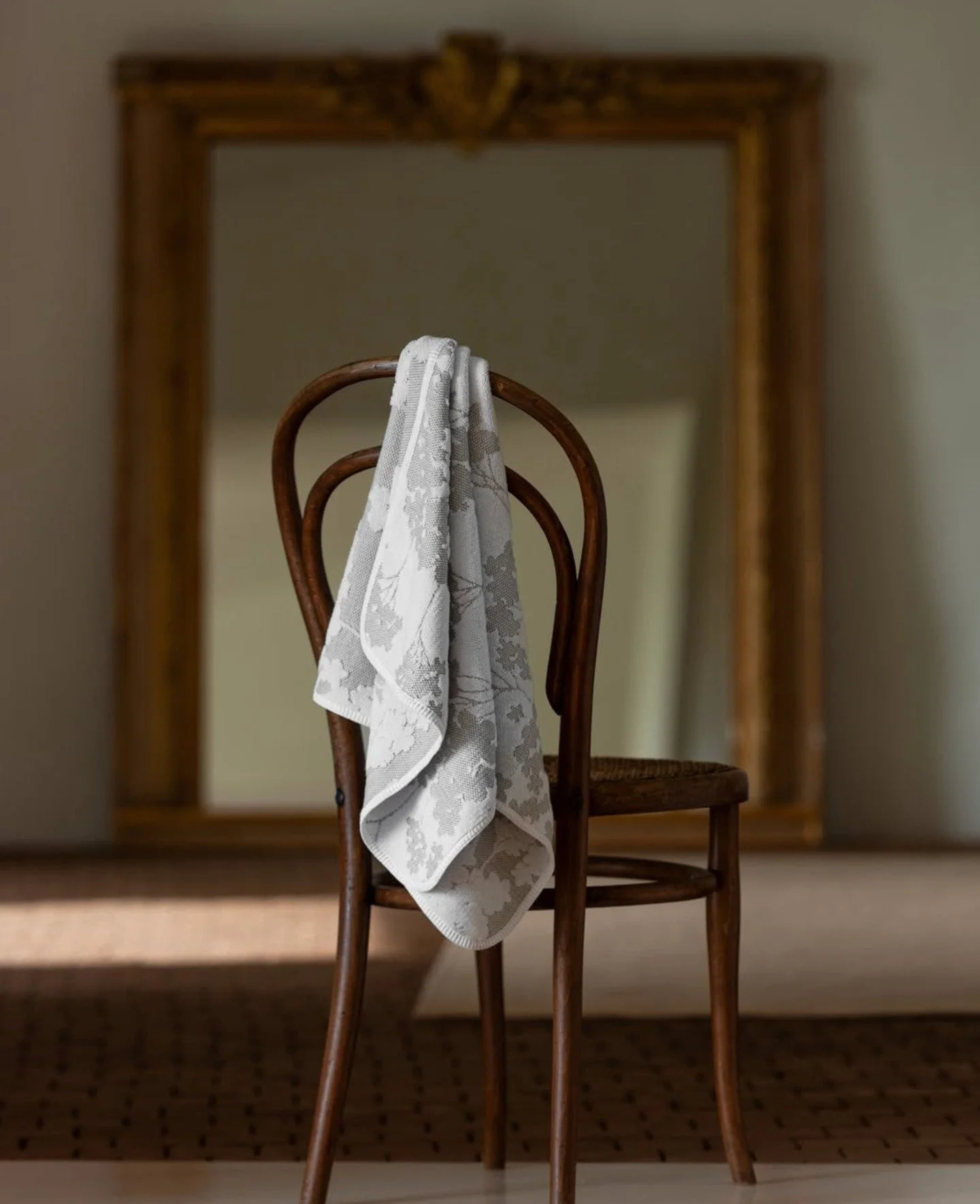 The Autumn Suggestion: Eden.
Step into the season with Eden, our ultimate autumn suggestion.

Defined by a design as unique as your taste and a feel of exceptional softness, it's the piece that will redefine your comfort and style this season.

Eleva