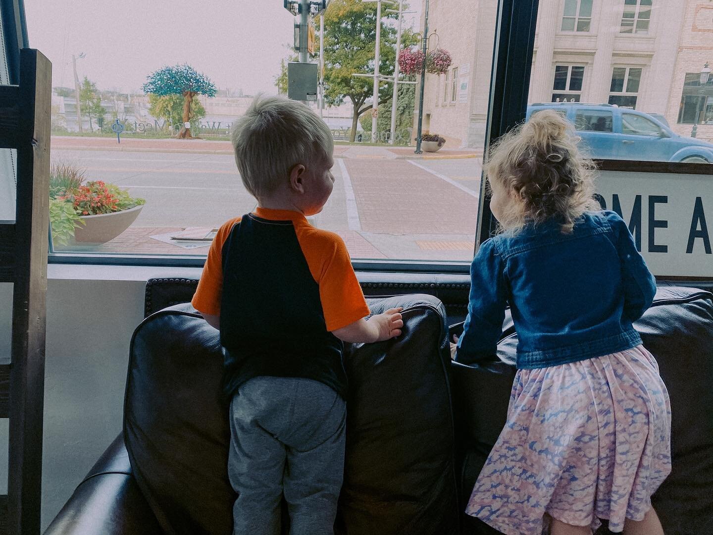 &ldquo;THAT&rsquo;S MY GIRL!&rdquo; 😍
.
That&rsquo;s what Henry says every Thursday morning when he sees Clara at the chiropractor. These two littles had the cutest connection the first time they met at the coloring table and it&rsquo;s the sweetest