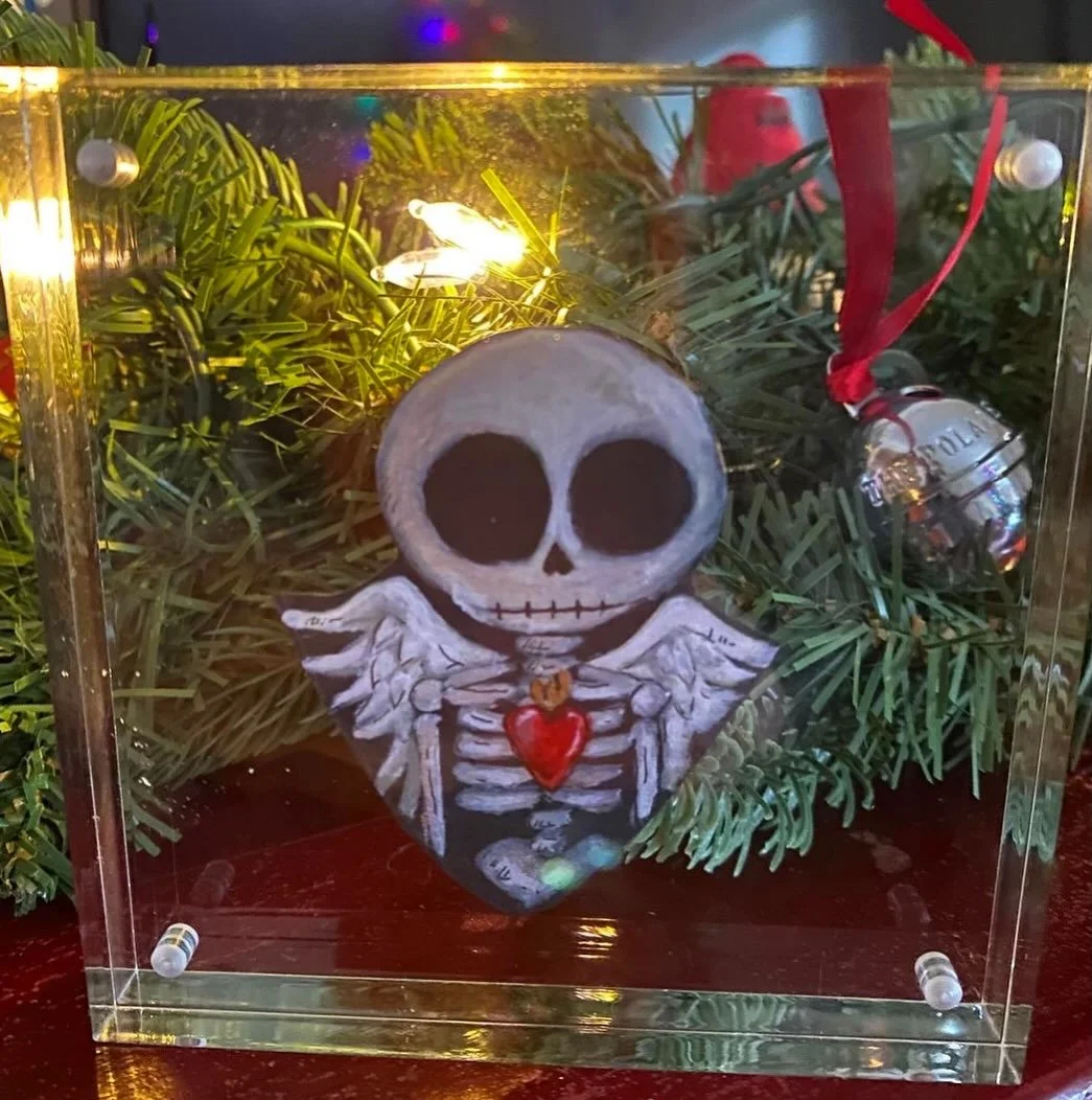 He&rsquo;s just a Christmas dirtbag baby&hellip;&hellip; ☠️✨

#altchristmas #darkart #skeletonart #roger #teenagedirtbag #millie_and_the_wolf