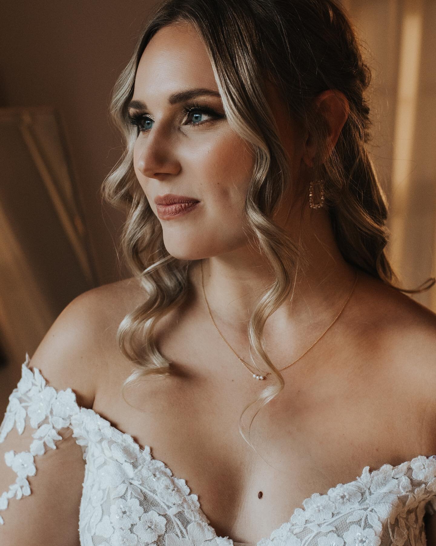 The mixture of gold and pearl in this  jewelry set from @delicadajewelry is so timeless and elegant. We love a good everyday piece that can also elevate your wedding day look. ✨

Hair and Makeup: @serobeautyco 
Photography: @robynelizaphotography 
Dr