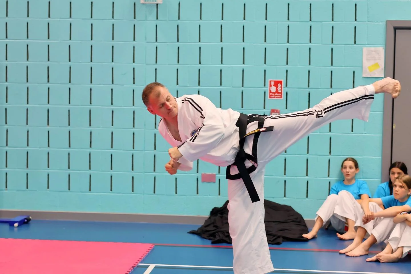 White Tiger Martial Arts is a traditional martial arts school in Sevenoaks offering structured ITF Taekwon-Do training🥋

Led by head coach Master Simmonds, the school follows a clear syllabus covering patterns, sparring, self-defence, step sparring 