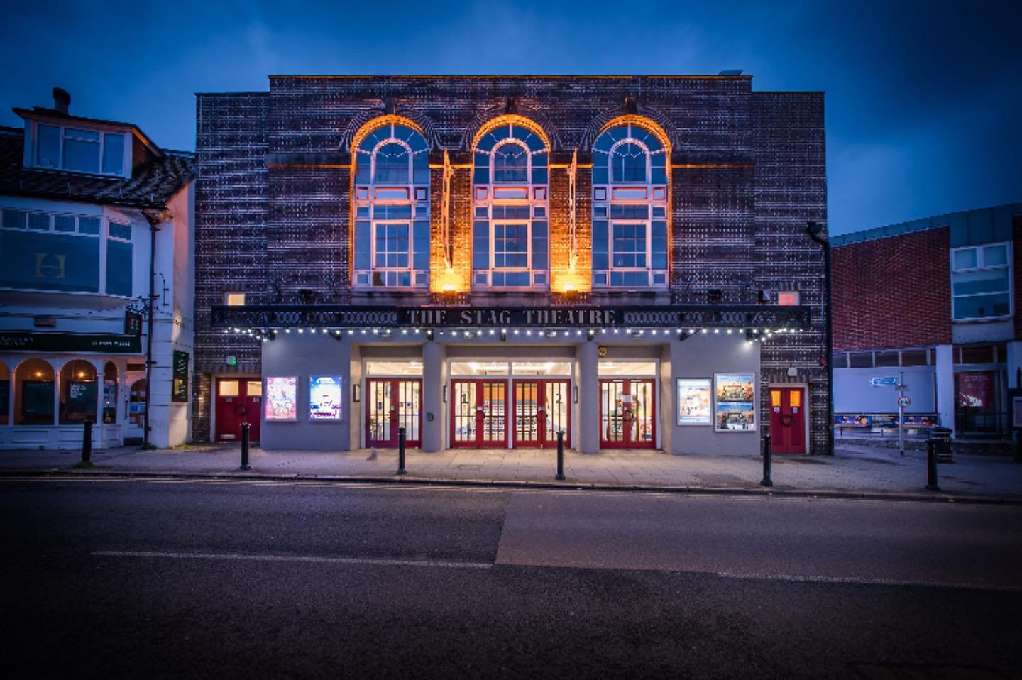 Grab some popcorn and support the local treasure @stagsevenoaks!🍿🎬

Located in the heart of town, The Stag is a living piece of Sevenoaks&rsquo; history, a hub for the community and a symbol of the town&rsquo;s vibrant cultural life! 

The story of