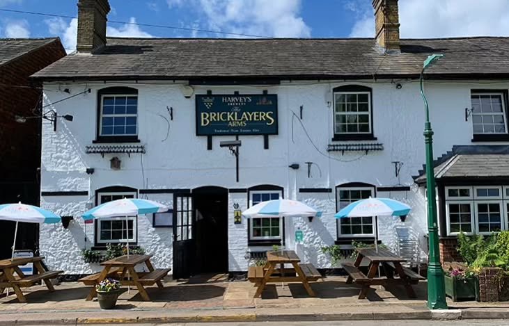 Nestled in the idyllic village of Chipstead, opposite the lakes, The Bricklayers Arms is a stunning, serene spot to enjoy a pint or two!🍻

Offering a friendly warm welcome, their fantastic menu caters to a variety of tastes, featuring classic dishes