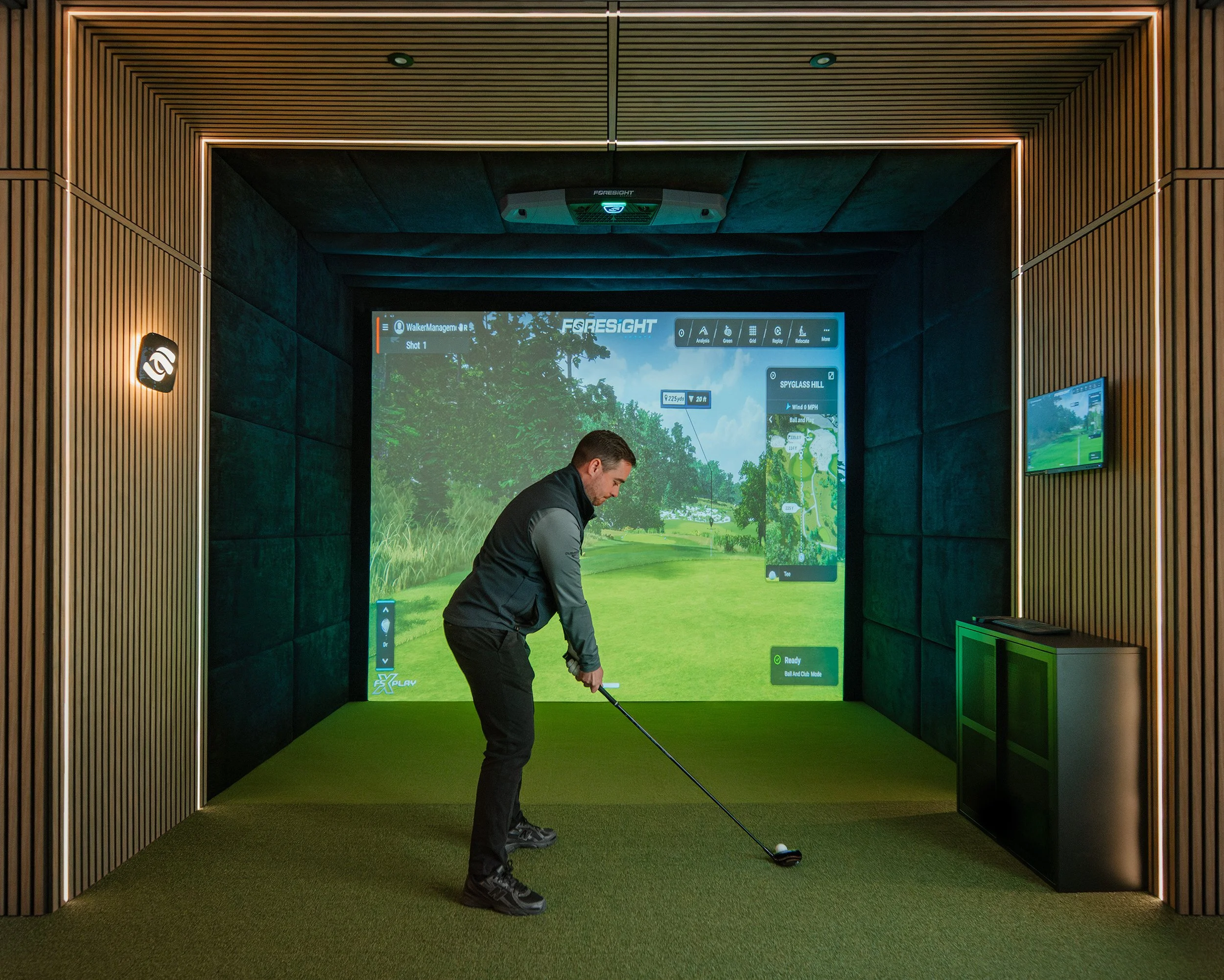Centred around a cutting edge Foresight Golf Simulator, SiM Studio brings together two worlds that have long gone hand in hand – golf and business. Alongside flexible workspaces, private meeting areas and superfast Wi-Fi, the venue provides an inviti